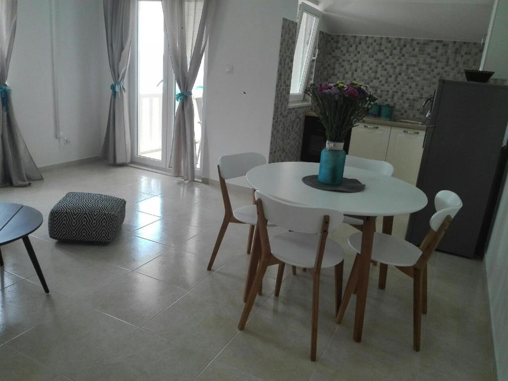 One bedroom apartment with terrace and sea view Kučište - Perna, Pelješac (A-10161-g)