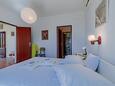 Orebić, Spálňa v ubytovacej jednotke apartment, klimatizácia k dispozícii, domáci miláčikovia povolení a WiFi.