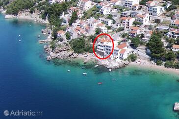 Pisak, Omiš, Objekt 1018 - Apartmaji v bližini morja s prodnato plažo.