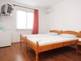 Orebić, Bedroom in the room, air condition available and WiFi.