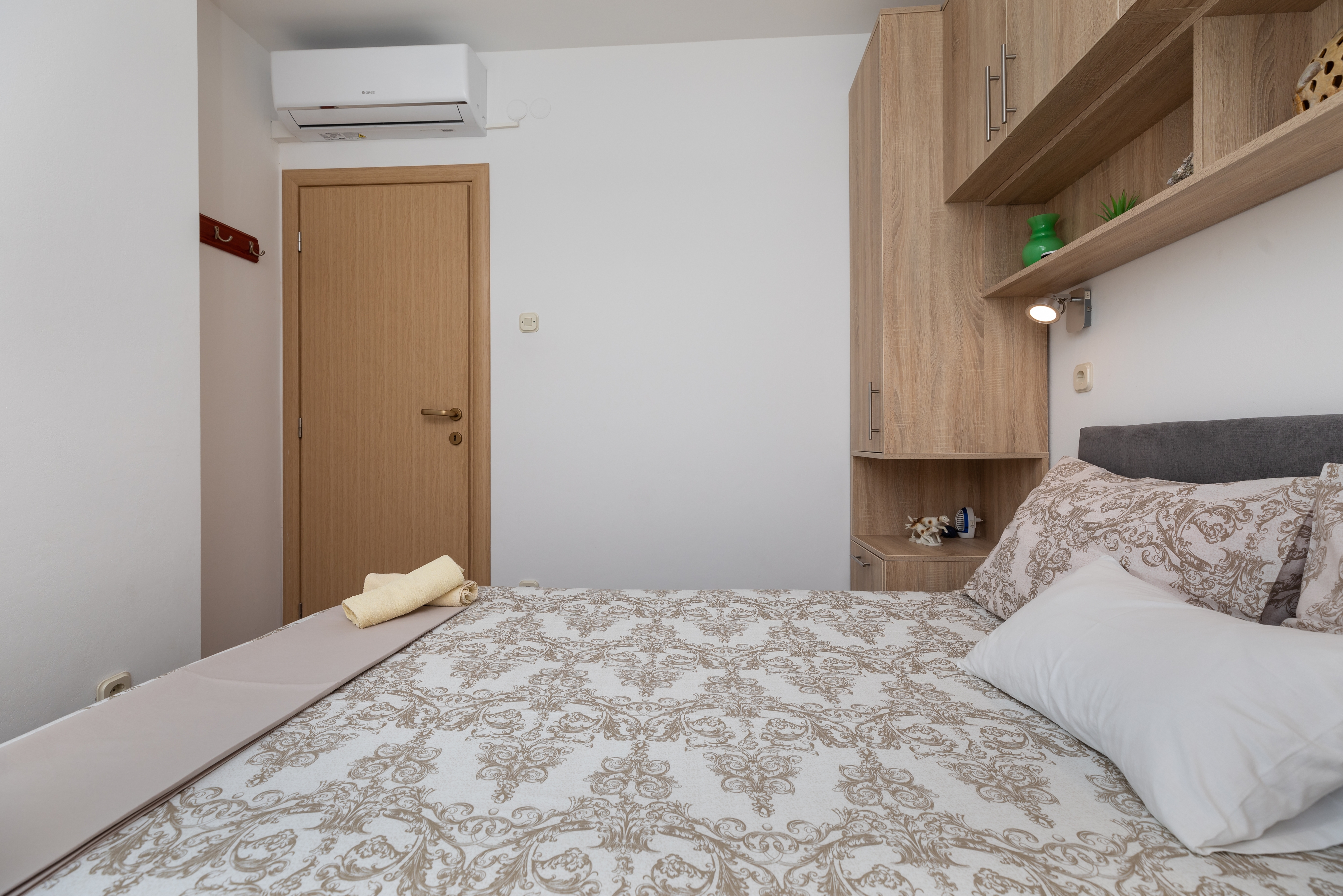 Two bedroom apartment near beach Zavode, Omiš  A-a