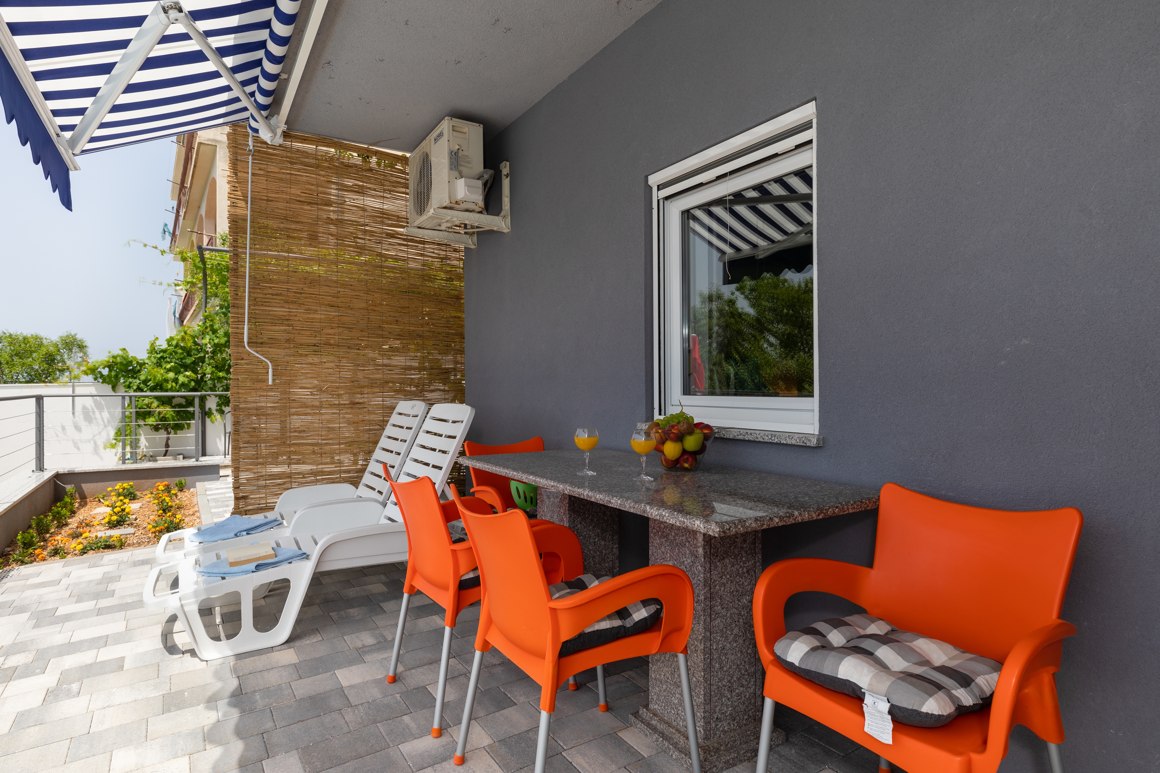 Two bedroom apartment near beach Zavode, Omiš  A-a