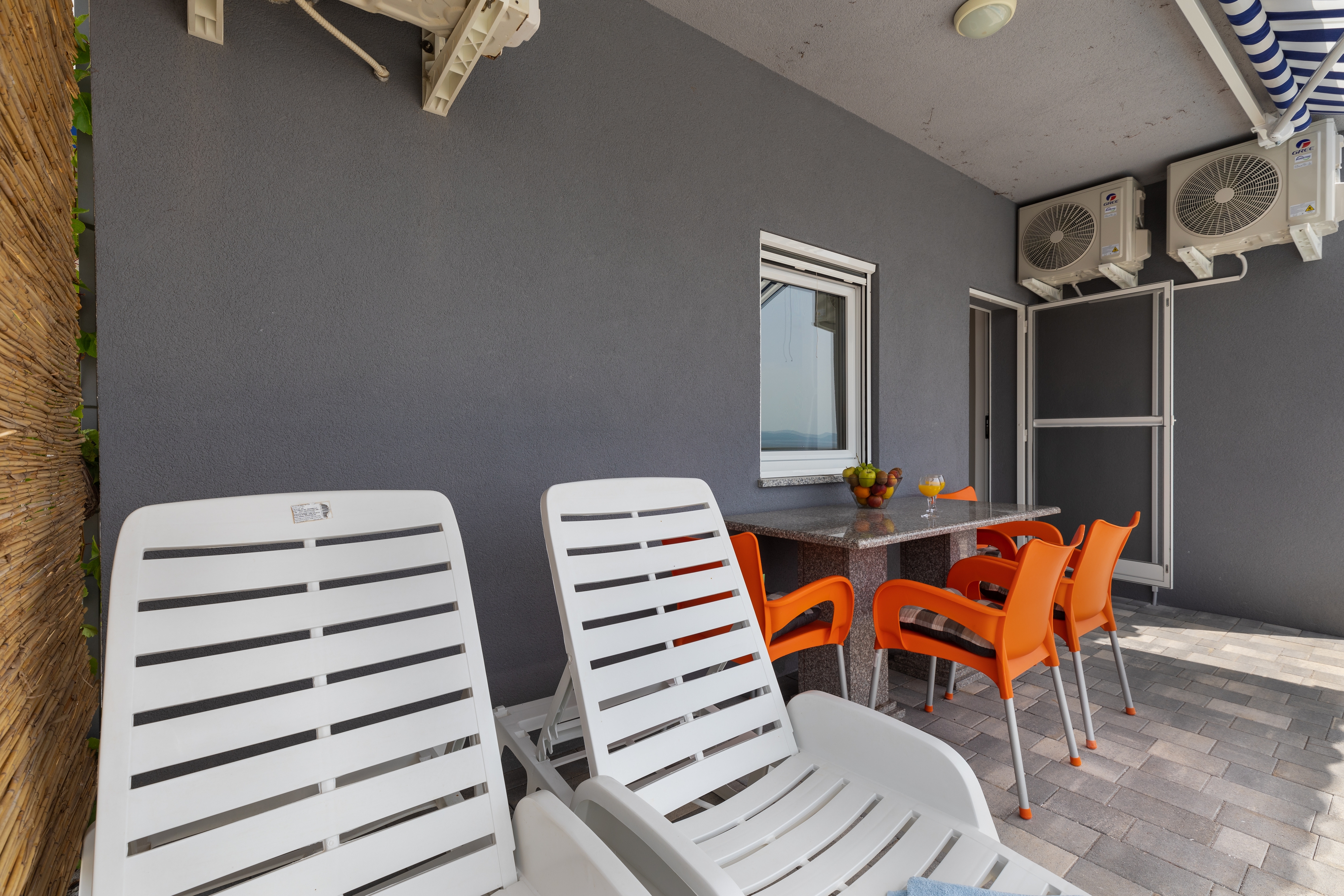 Two bedroom apartment near beach Zavode, Omiš  A-a