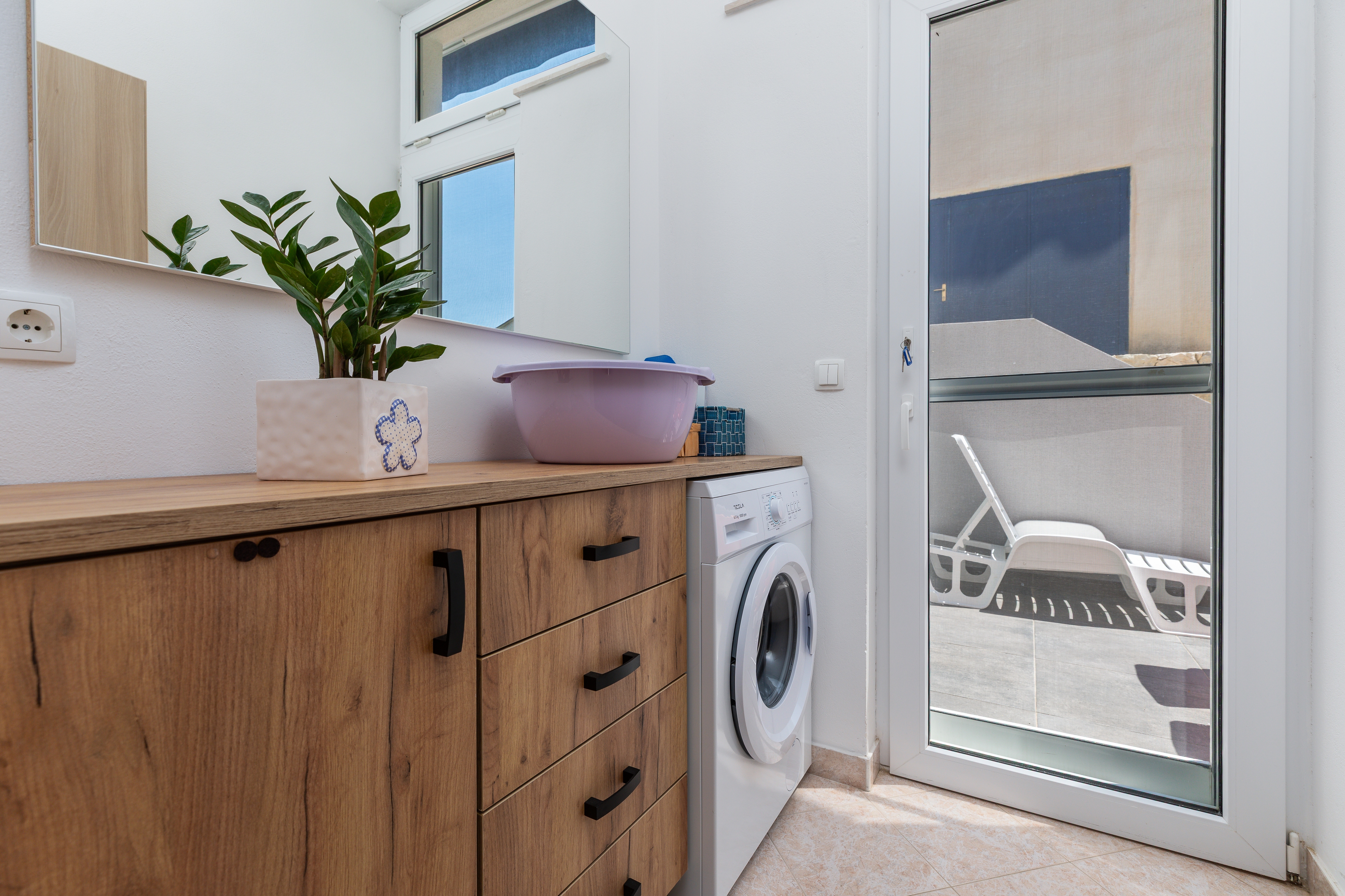 Two bedroom apartment near beach Zavode, Omiš  A-b