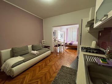 Duba Pelješka, Jídelna v ubytování typu studio-apartment.