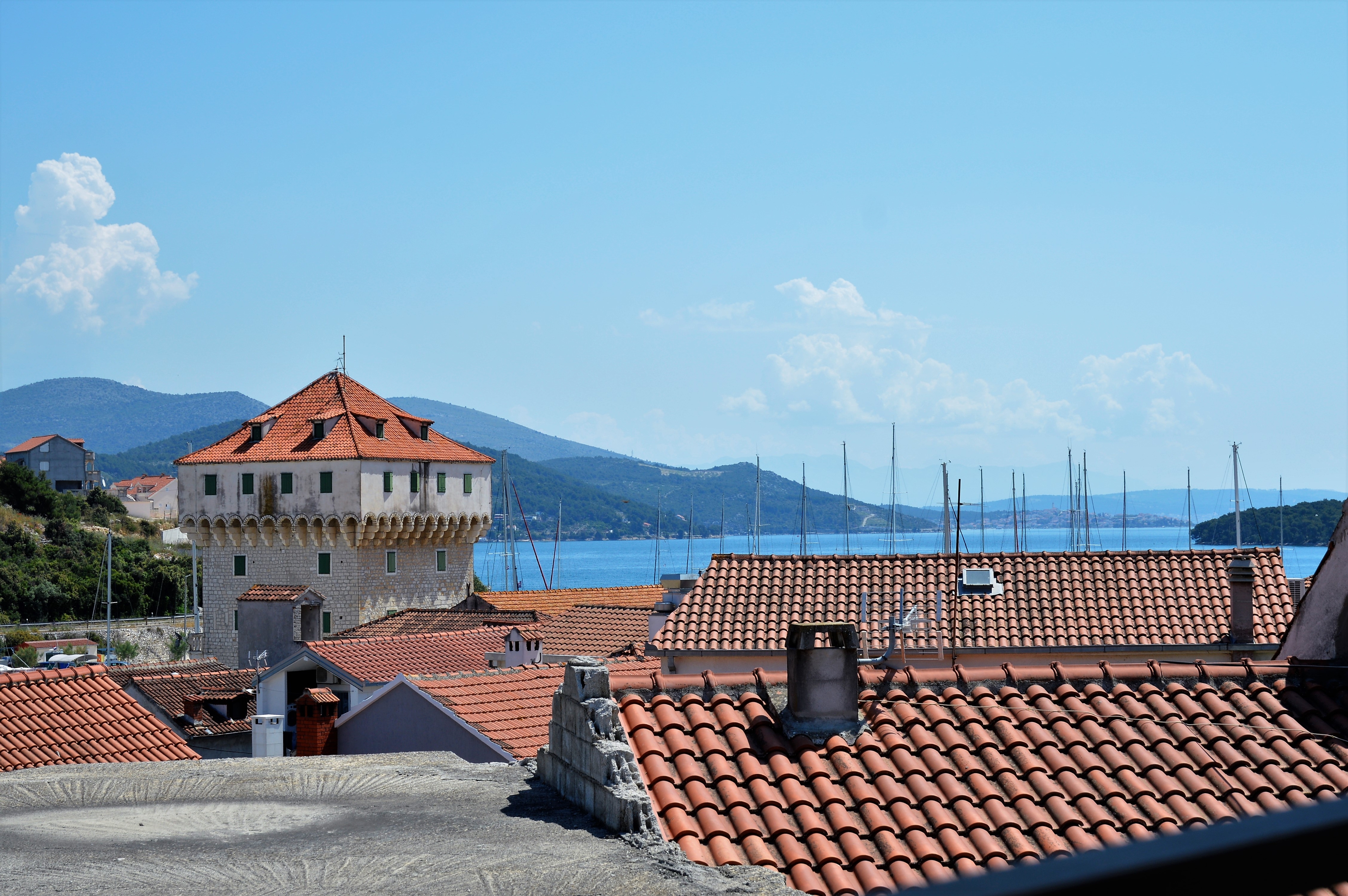 Dvosobni apartman s terasom i pogledom na more Marina, Trogir  A-a