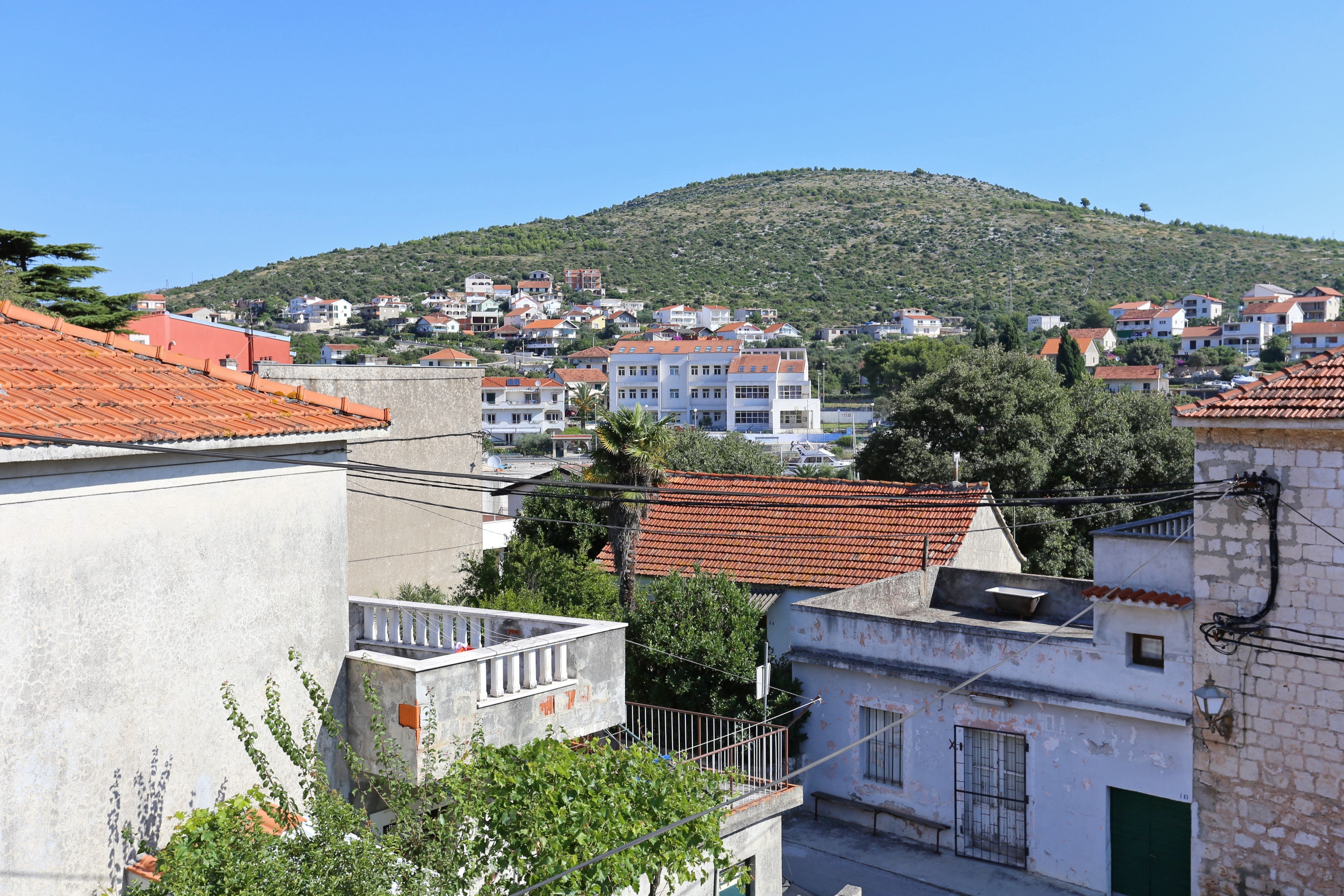 Dvosobni apartman s terasom i pogledom na more Marina, Trogir  A-a