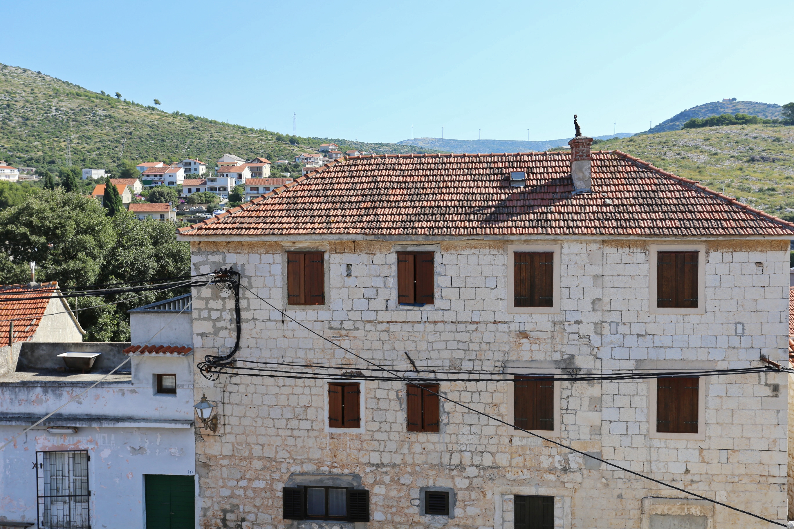 Dvosobni apartman s terasom i pogledom na more Marina, Trogir  A-a
