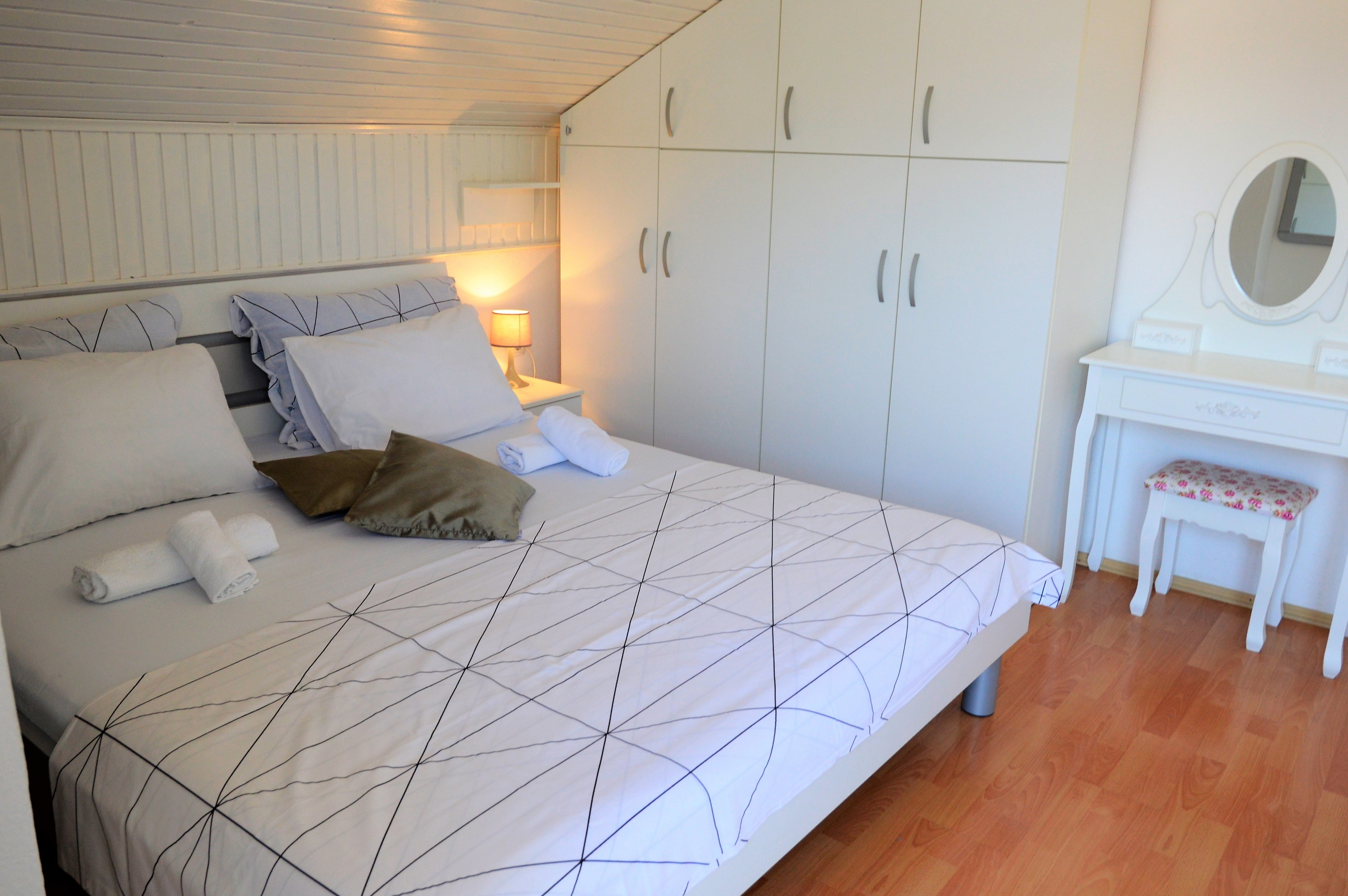 Dvosobni apartman s terasom i pogledom na more Marina, Trogir  A-a