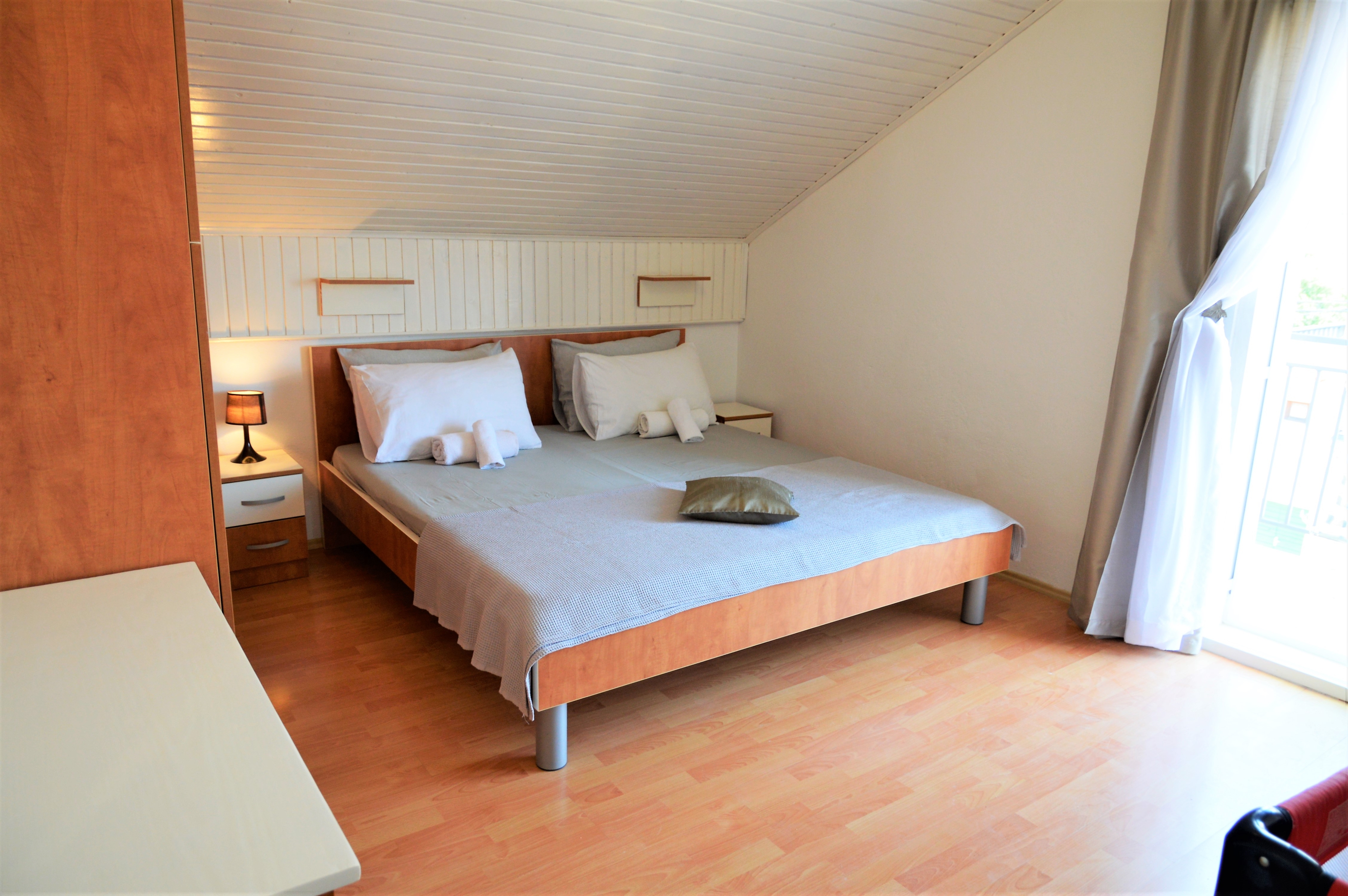 Dvosobni apartman s terasom i pogledom na more Marina, Trogir  A-a