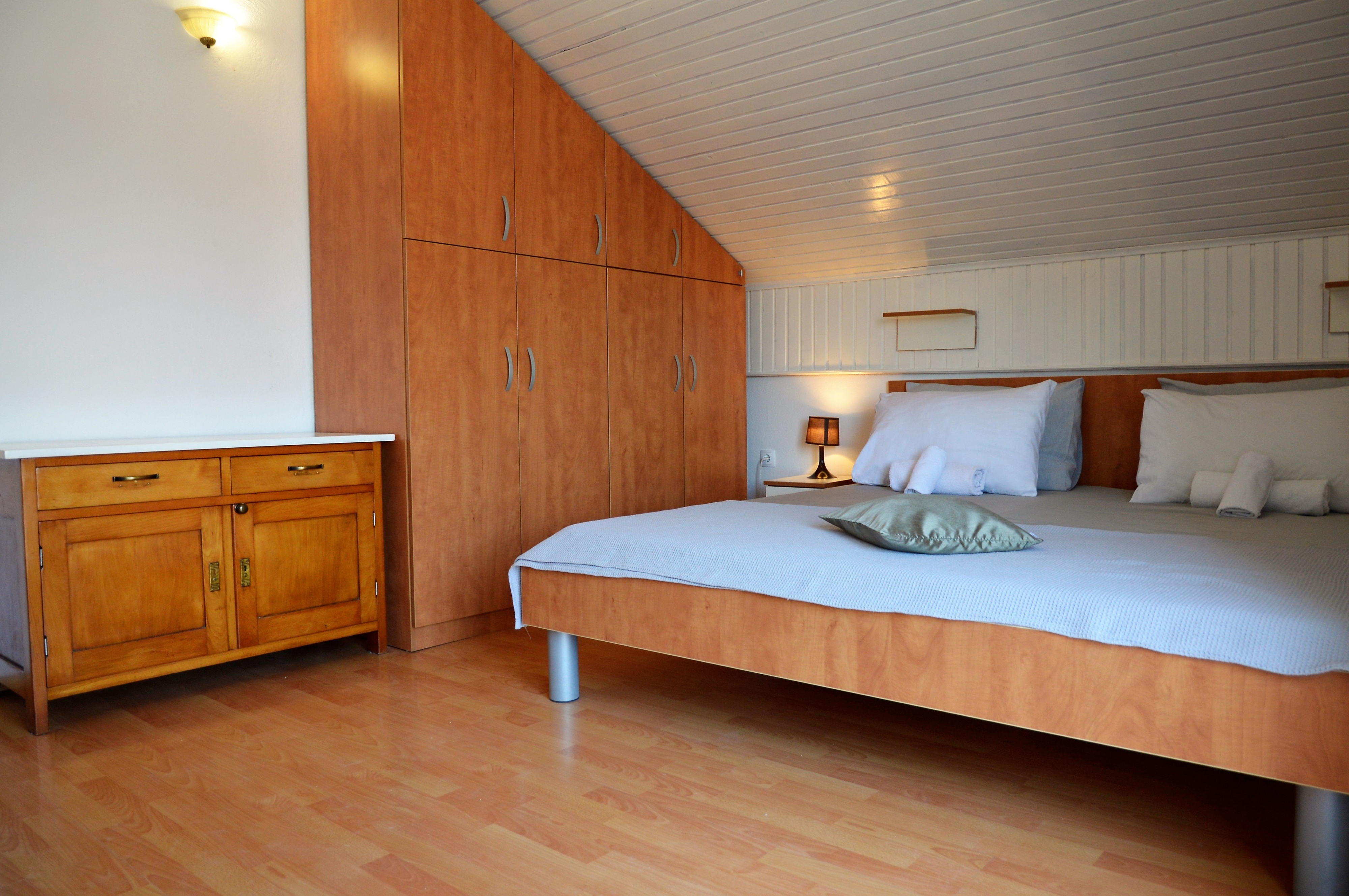 Dvosobni apartman s terasom i pogledom na more Marina, Trogir  A-a