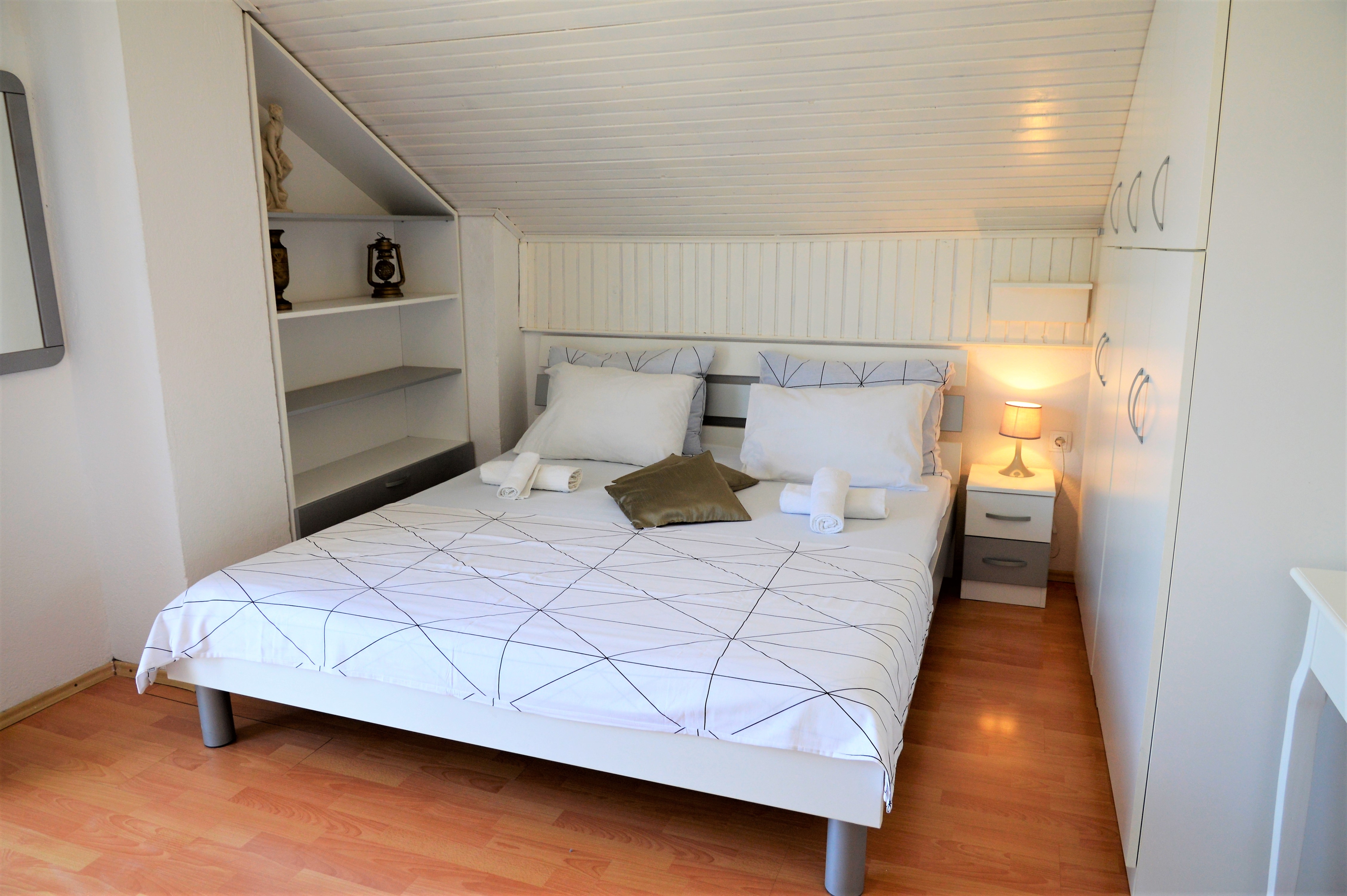 Dvosobni apartman s terasom i pogledom na more Marina, Trogir  A-a