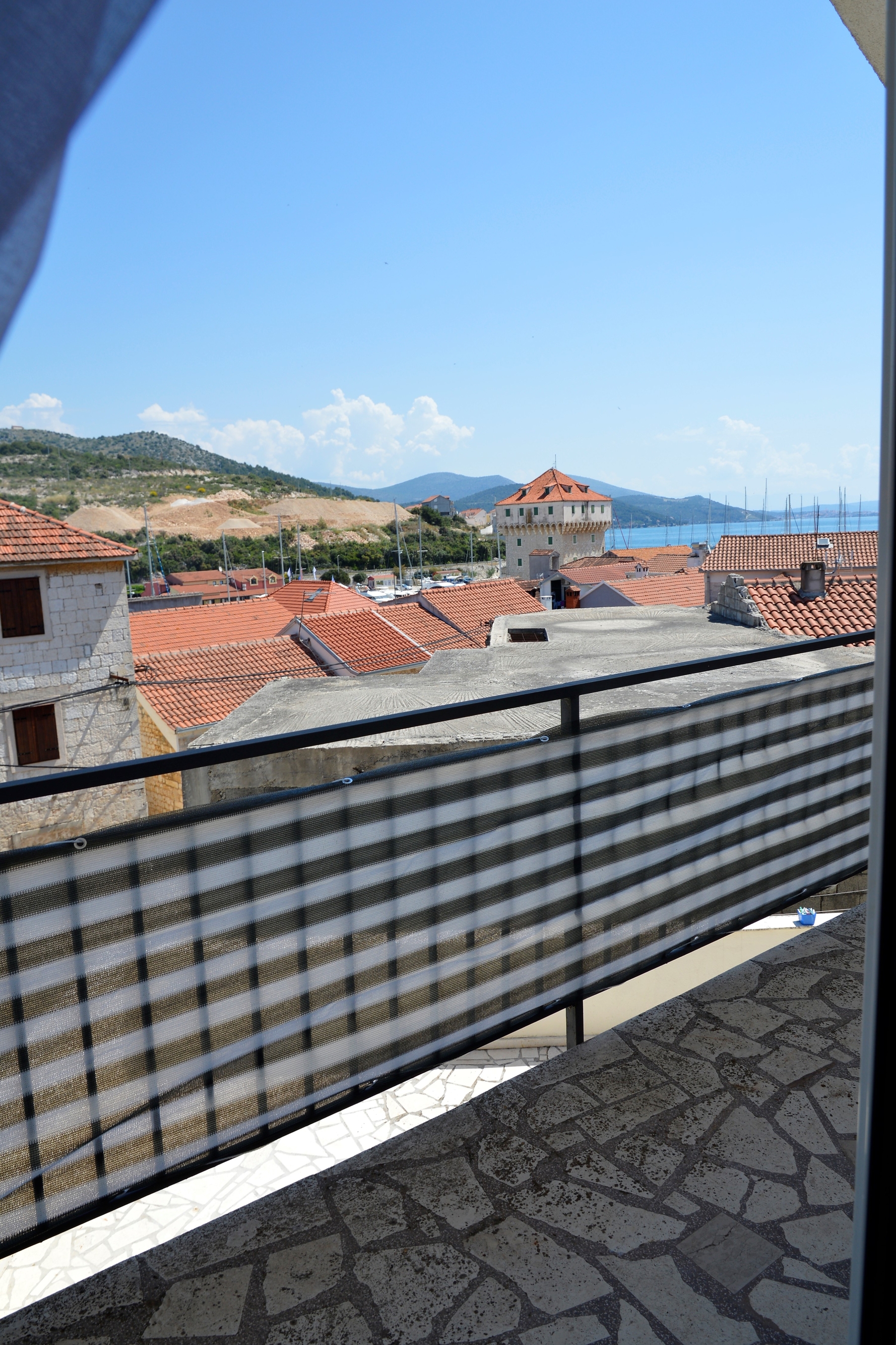 Dvosobni apartman s terasom i pogledom na more Marina, Trogir  A-a