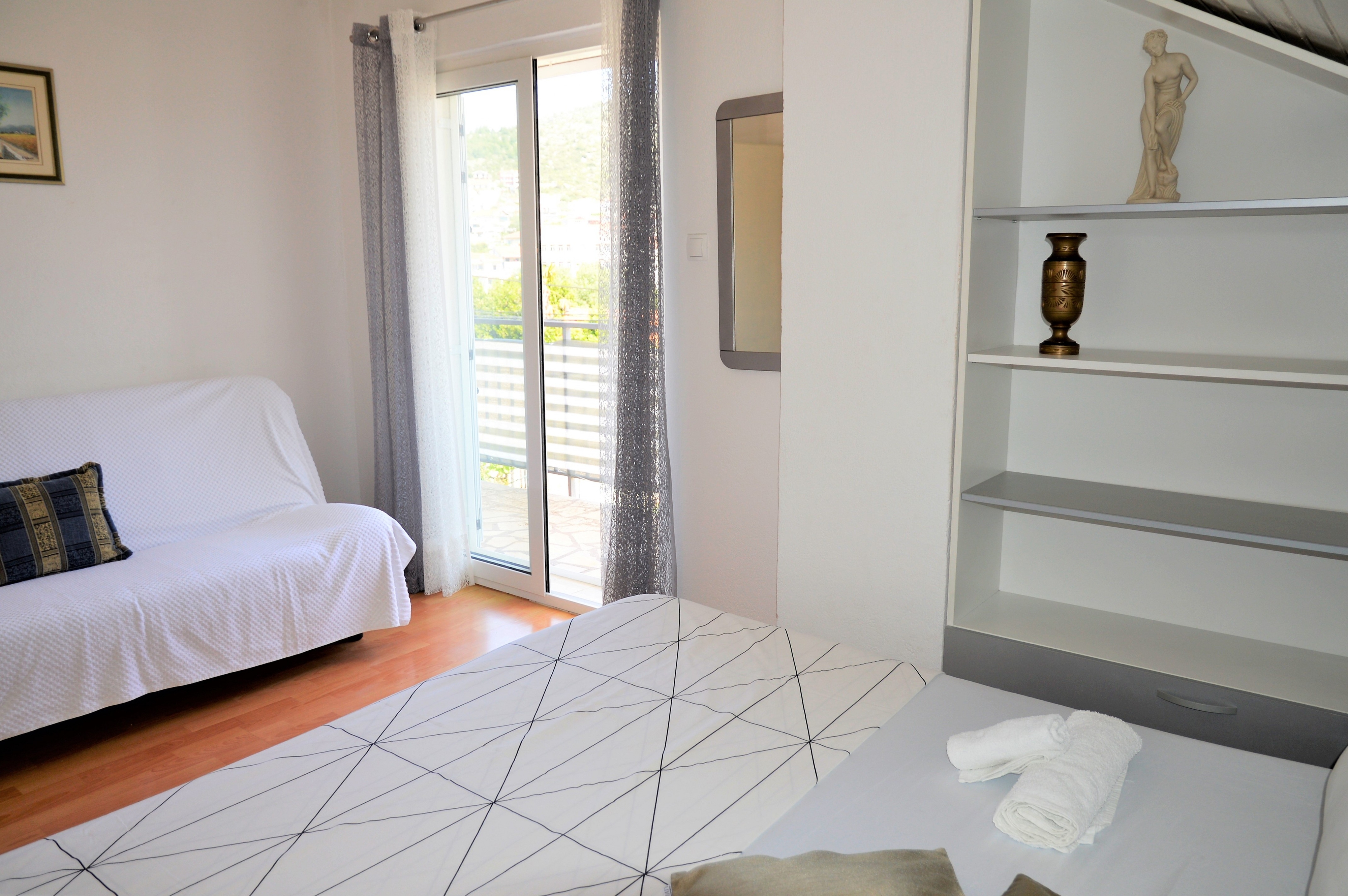Dvosobni apartman s terasom i pogledom na more Marina, Trogir  A-a