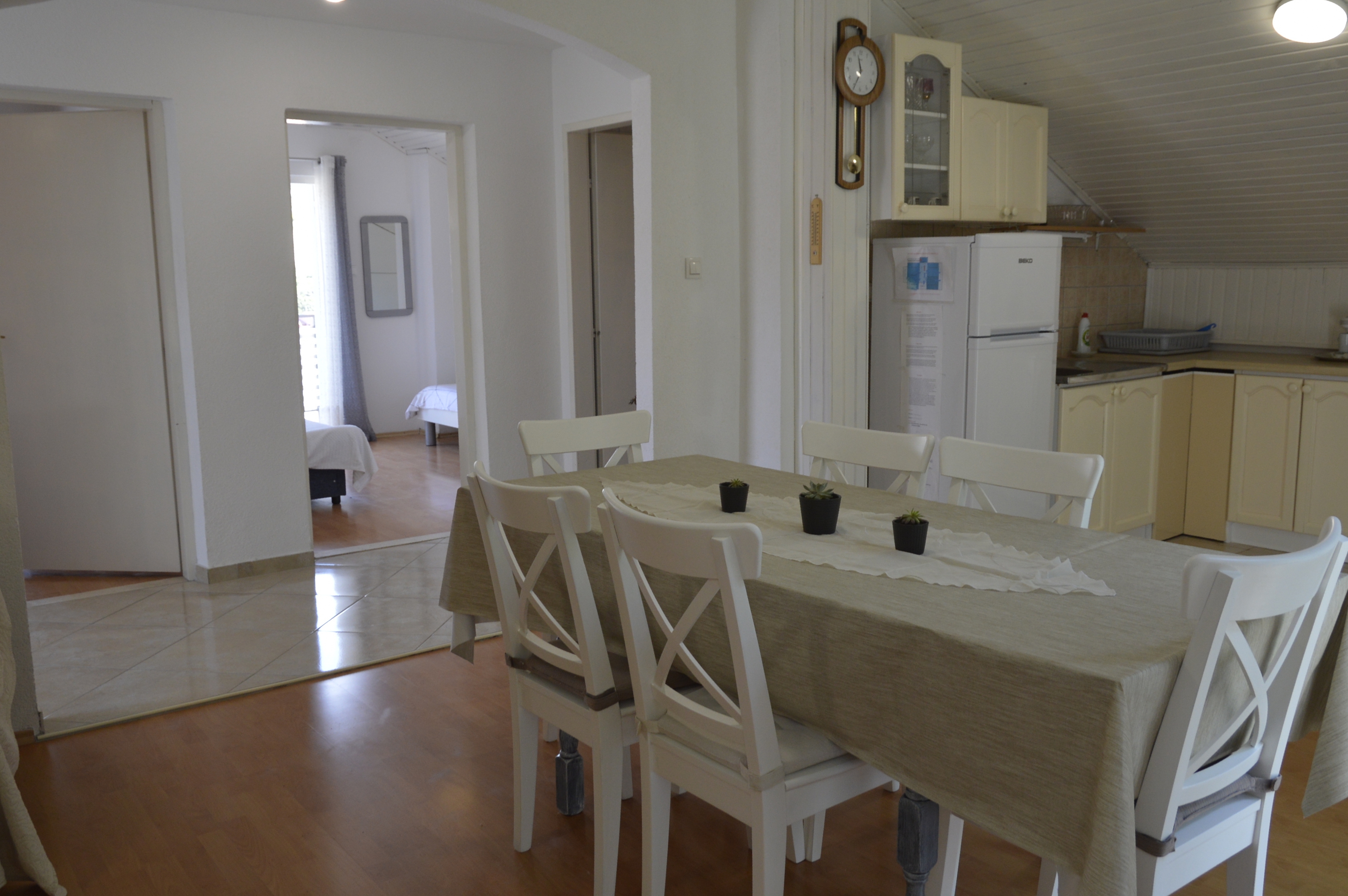 Dvosobni apartman s terasom i pogledom na more Marina, Trogir  A-a
