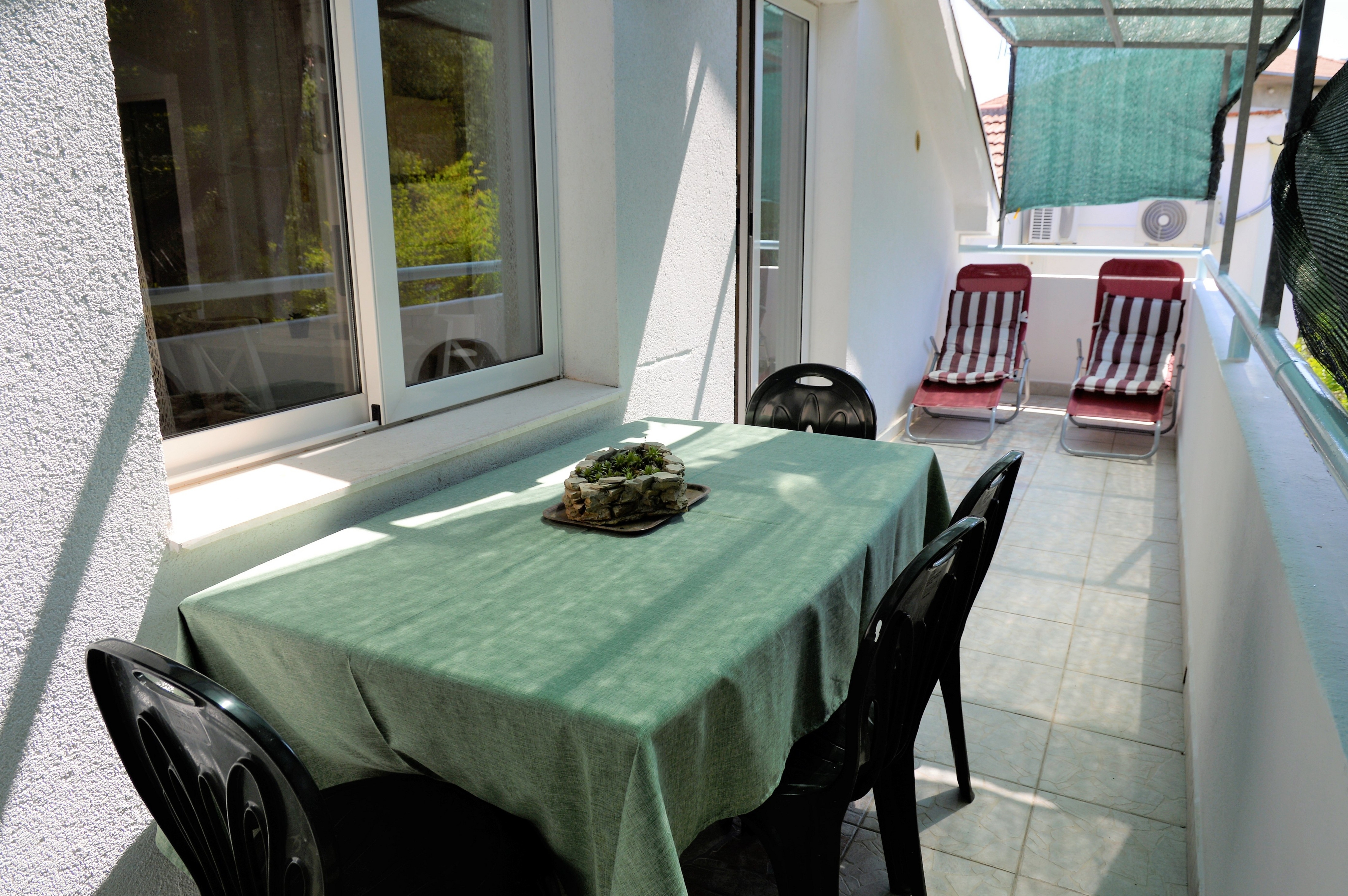 Dvosobni apartman s terasom i pogledom na more Marina, Trogir  A-a