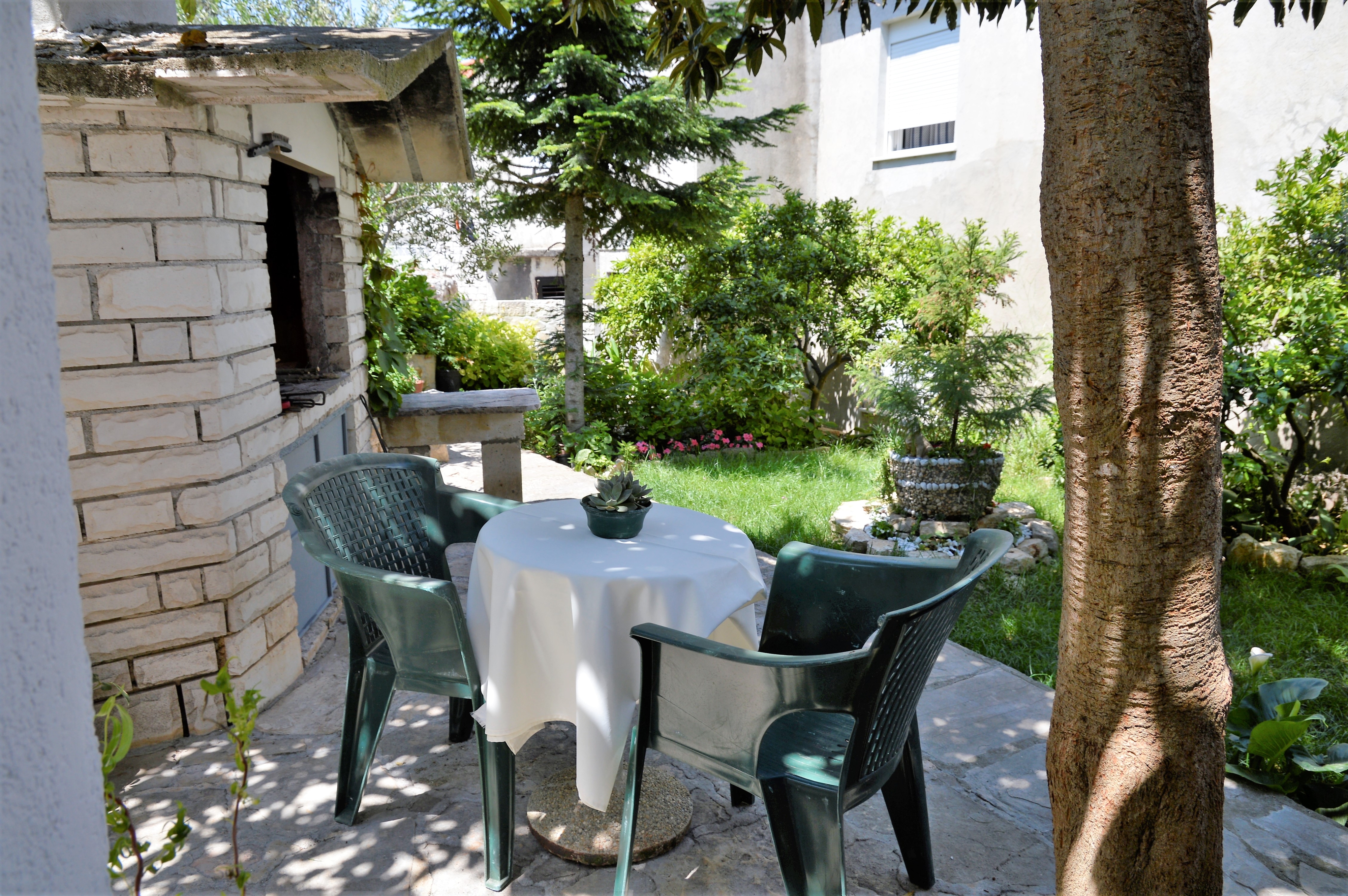 Dvosobni apartman s terasom i pogledom na more Marina, Trogir  A-a