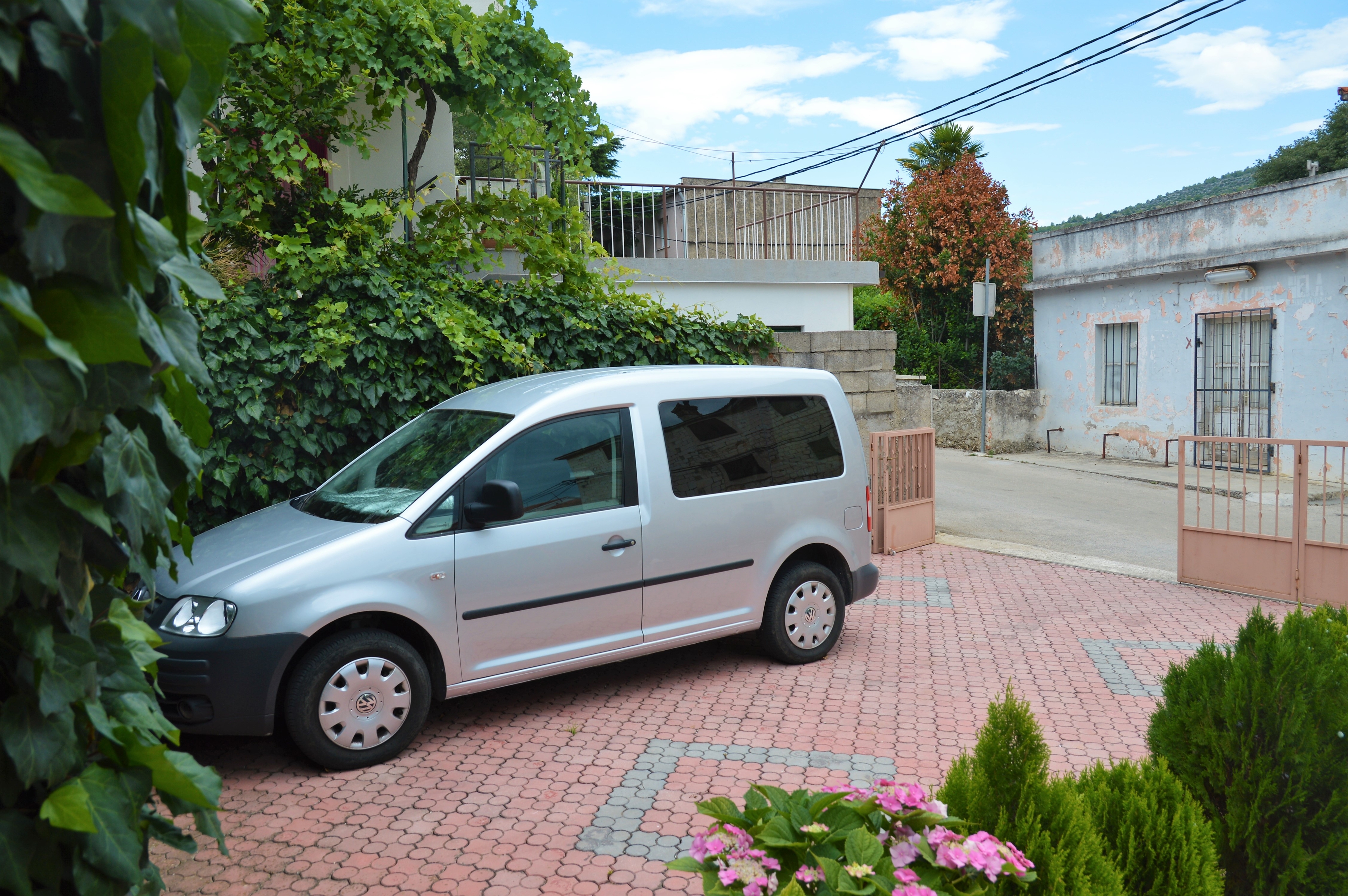 Dvosobni apartman s terasom i pogledom na more Marina, Trogir  A-a