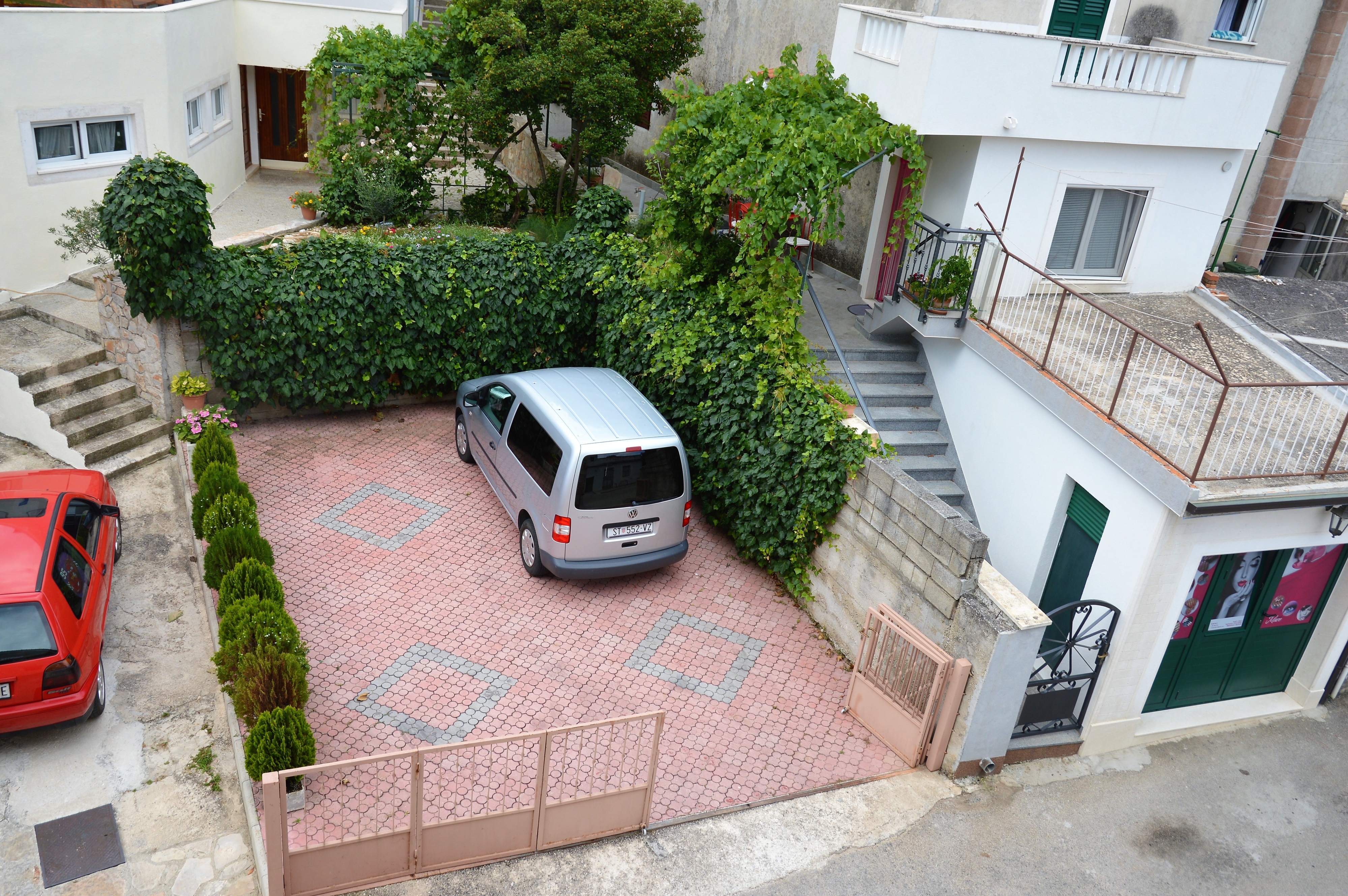 Dvosobni apartman s terasom i pogledom na more Marina, Trogir  A-a