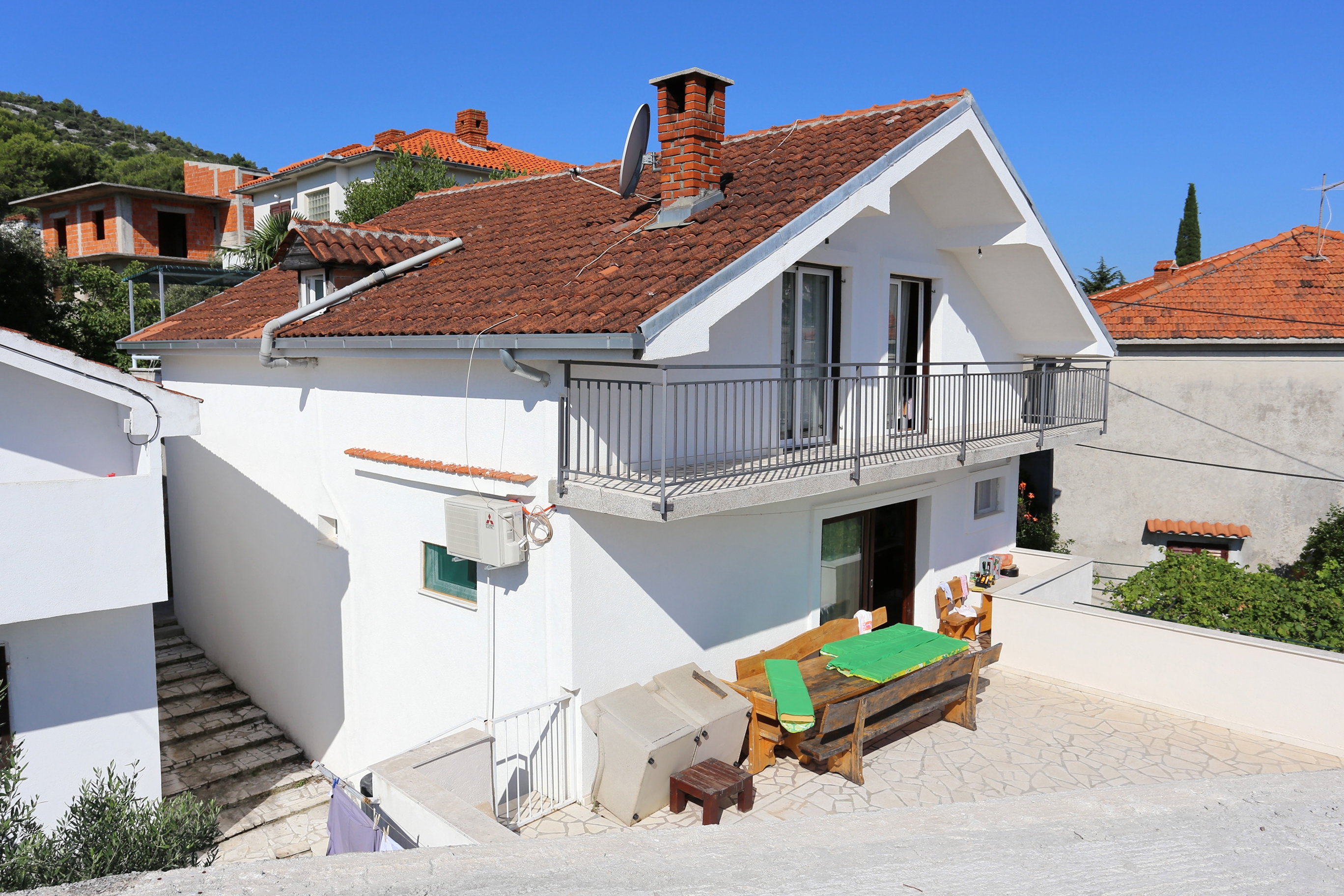 Dvosobni apartman s terasom i pogledom na more Marina, Trogir  A-a