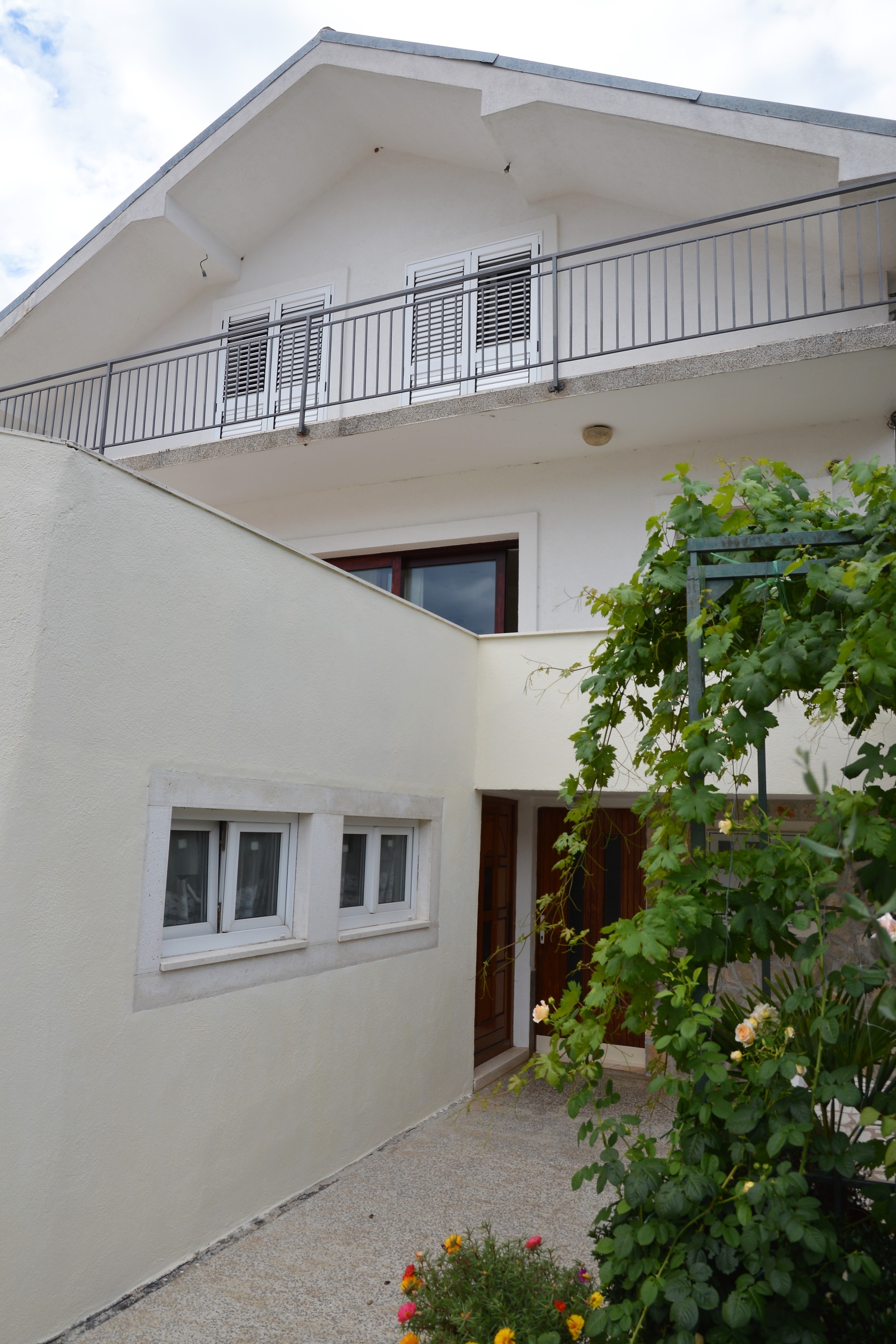 Dvosobni apartman s terasom i pogledom na more Marina, Trogir  A-a