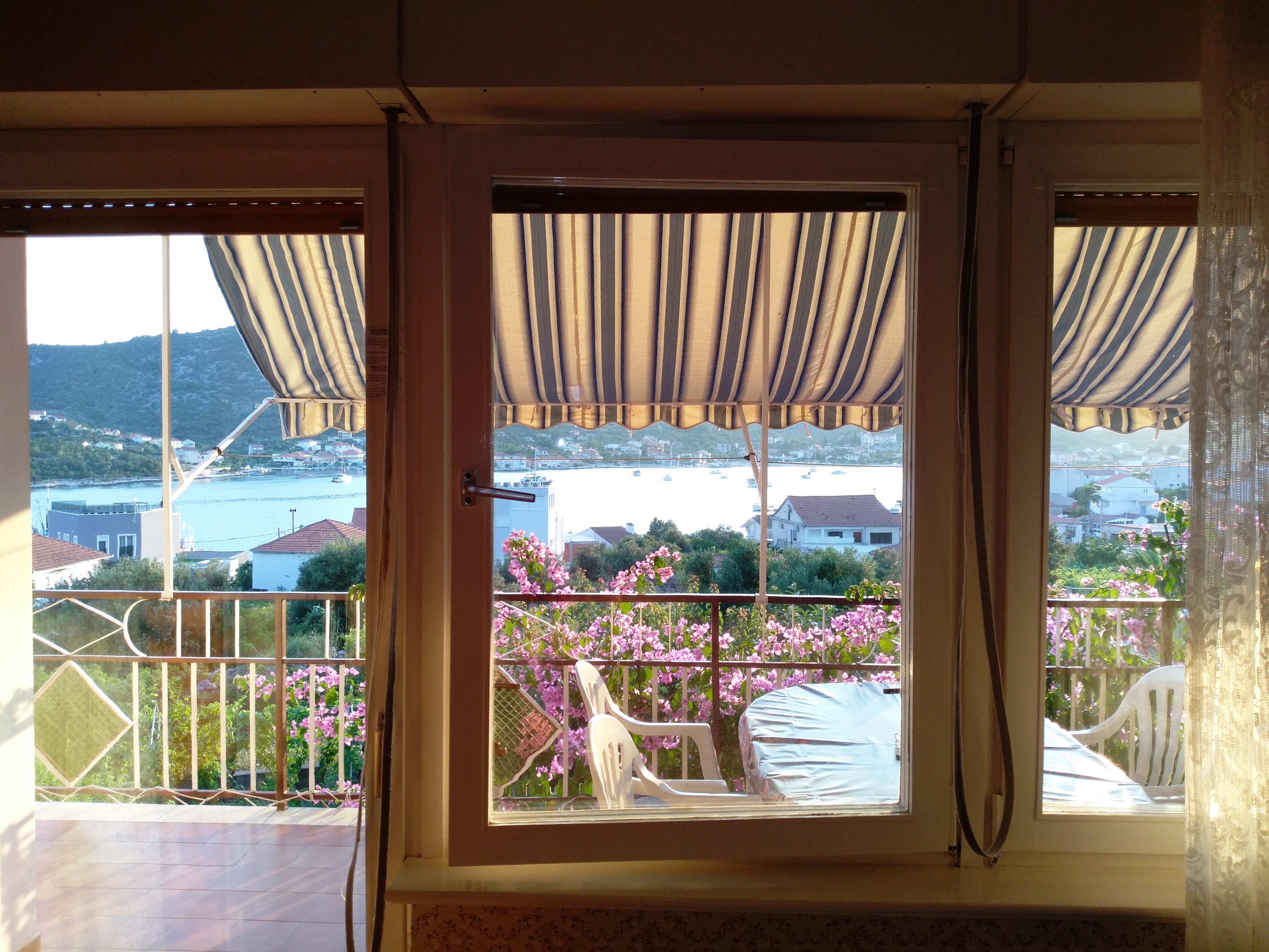 Two bedroom apartment with terrace and sea view Vinišće, Trogir (A-10241-b)