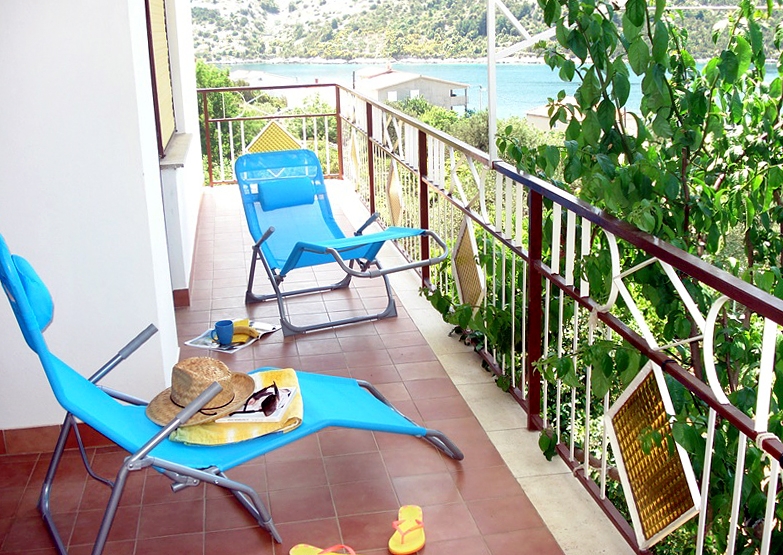 Two bedroom apartment with terrace and sea view Vinišće, Trogir  A-b