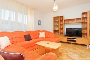 Podstrana, Living room in the apartment, air condition available and WiFi.