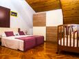 Spavaća soba 1 Kaštel Štafilić, Spavaća soba 1 u smještaju tipa apartment, dostupna klima i WiFi.
