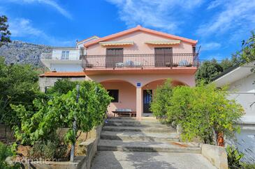 Stanići, Omiš, Hébergement 1027 - Appartement avec une plage de galets.