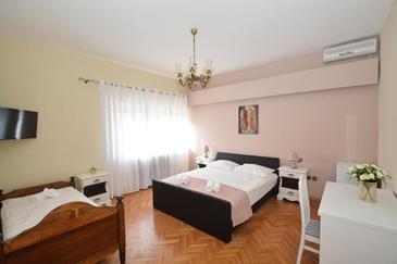 Bedroom Podstrana, Bedroom in the room, dostupna klima i WIFI.