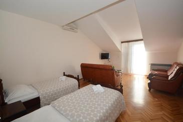 Podstrana, Living room in the apartment, air condition available and WiFi.