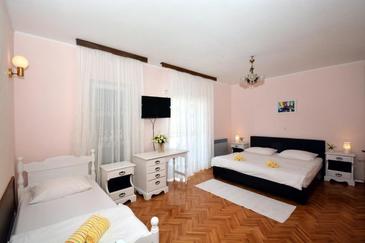 Bedroom Podstrana, Bedroom in the room, dostupna klima i WIFI.