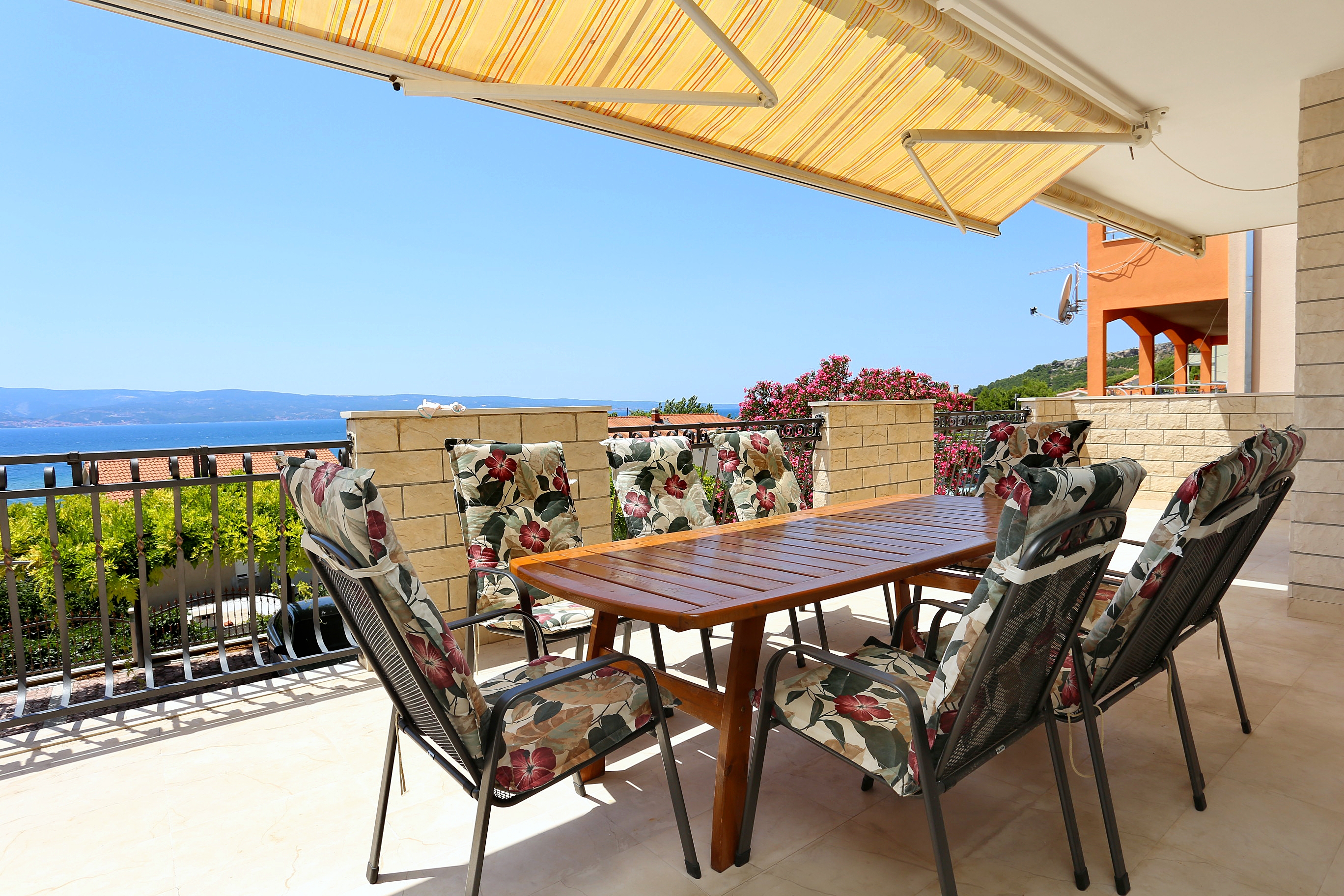 Four-bedroom apartment with terrace and sea view Duće, Omiš (A-10303-a) Four-bedroom apartment with terrace and sea view Duće, Omiš (A-10303-a)