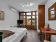 Ložnice Duće, Ložnice v ubytování typu studio-apartment, s klimatizací, domácí mazlíčci povoleni a WiFi.