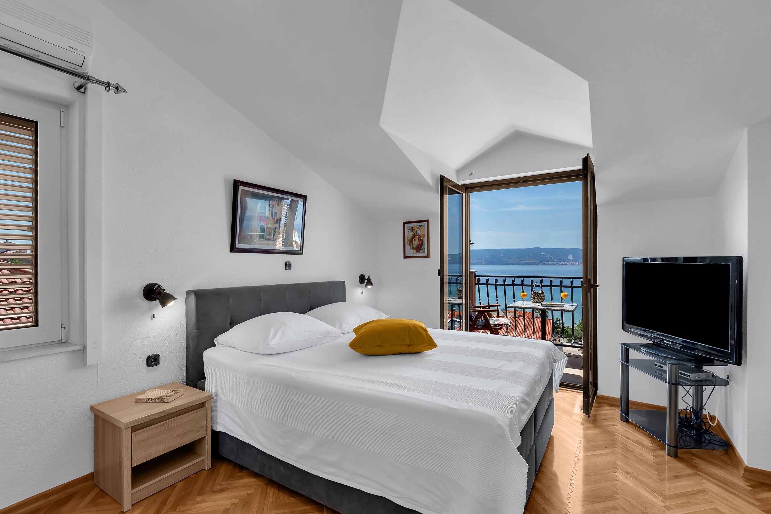 Room with balcony and sea view Duće, Omiš (S-10303-a)