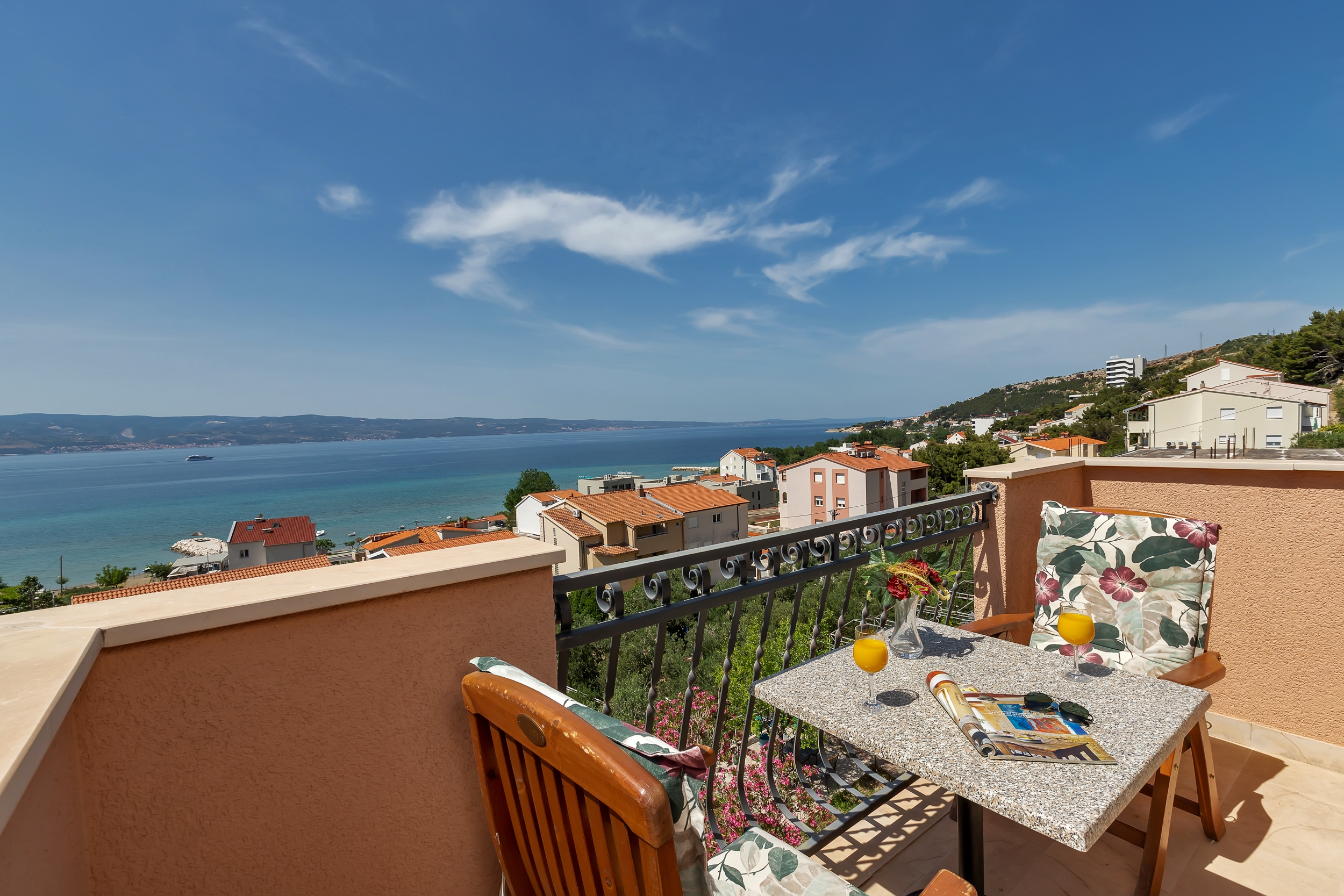 Room with balcony and sea view Duće, Omiš  S-b