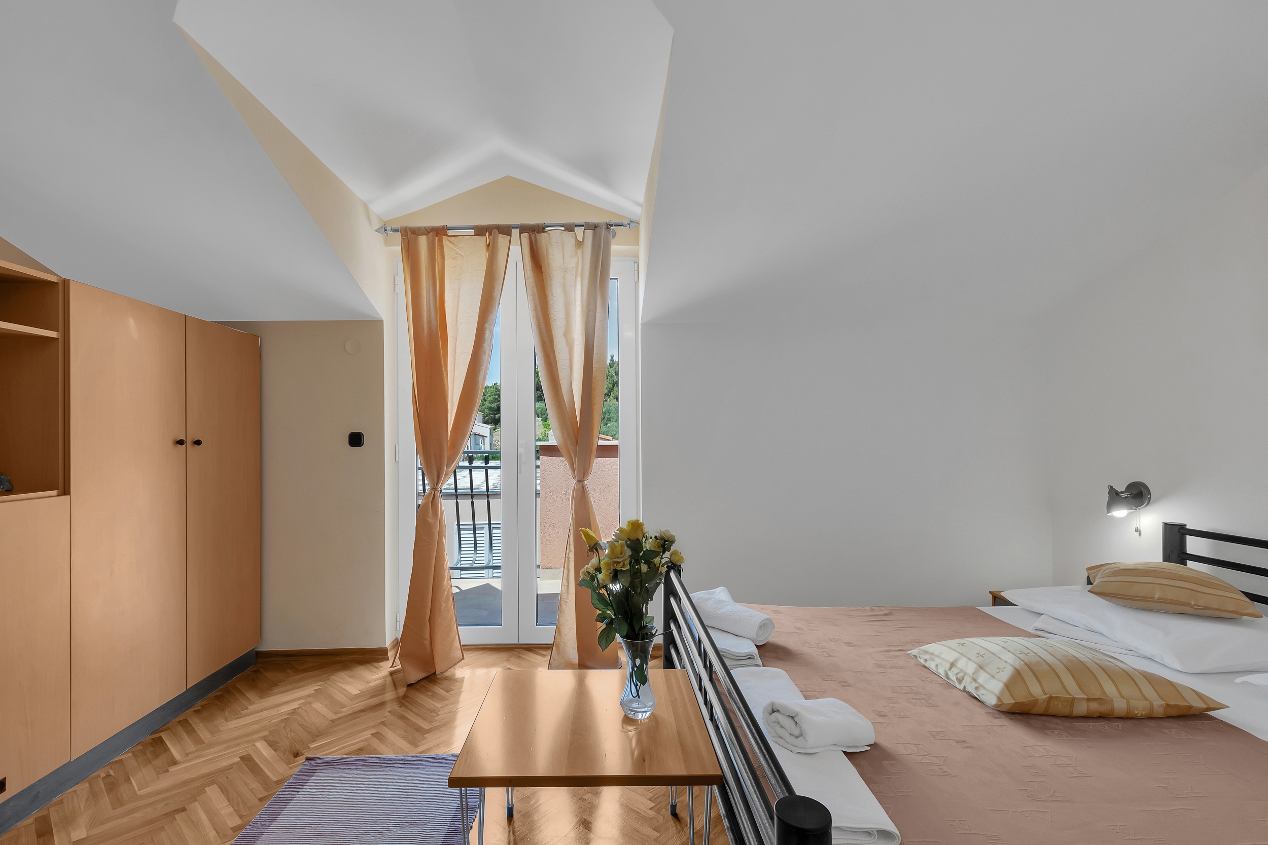 Room with balcony and sea view Duće, Omiš (S-10303-c)