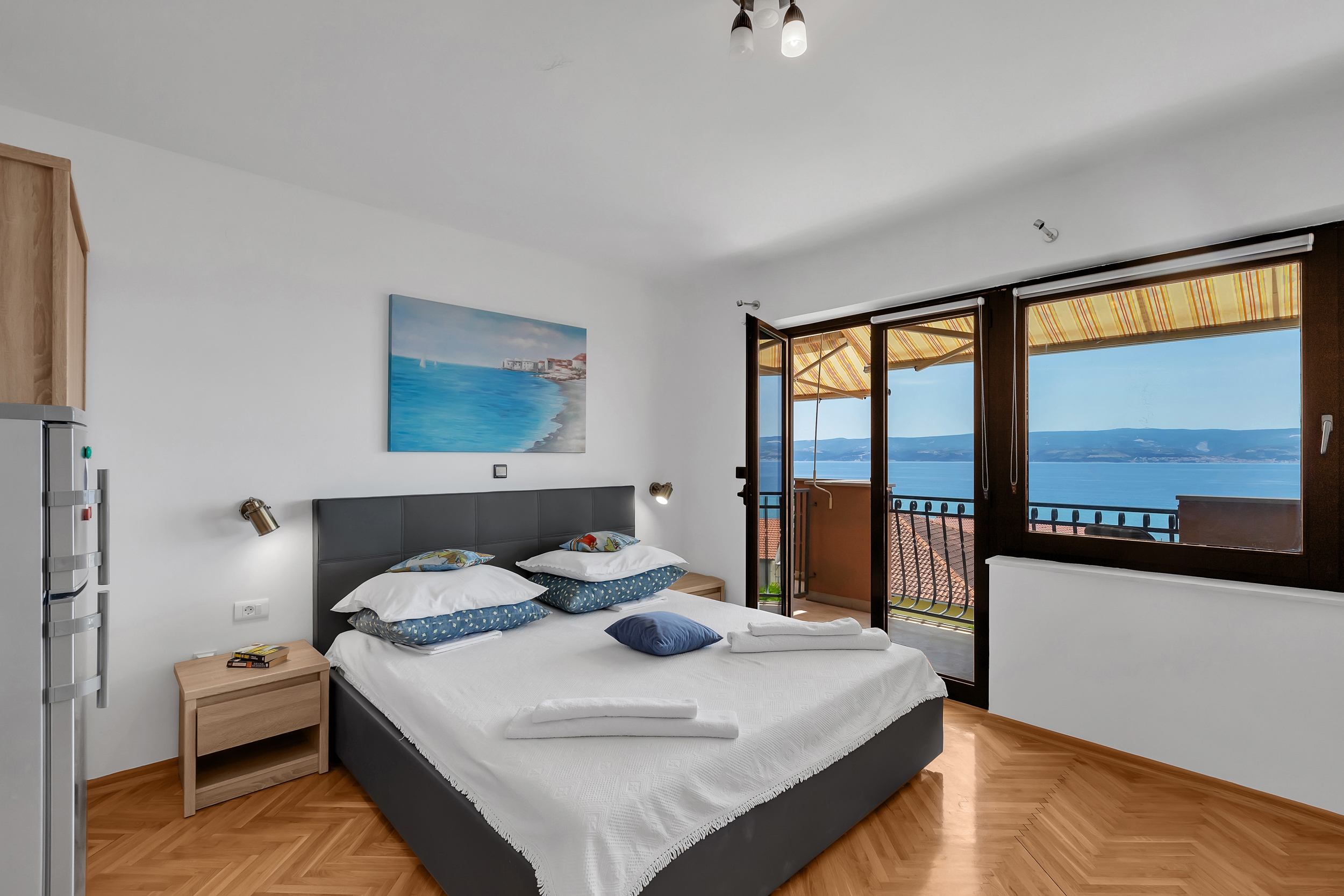 Room with balcony and sea view Duće, Omiš (S-10303-e)
