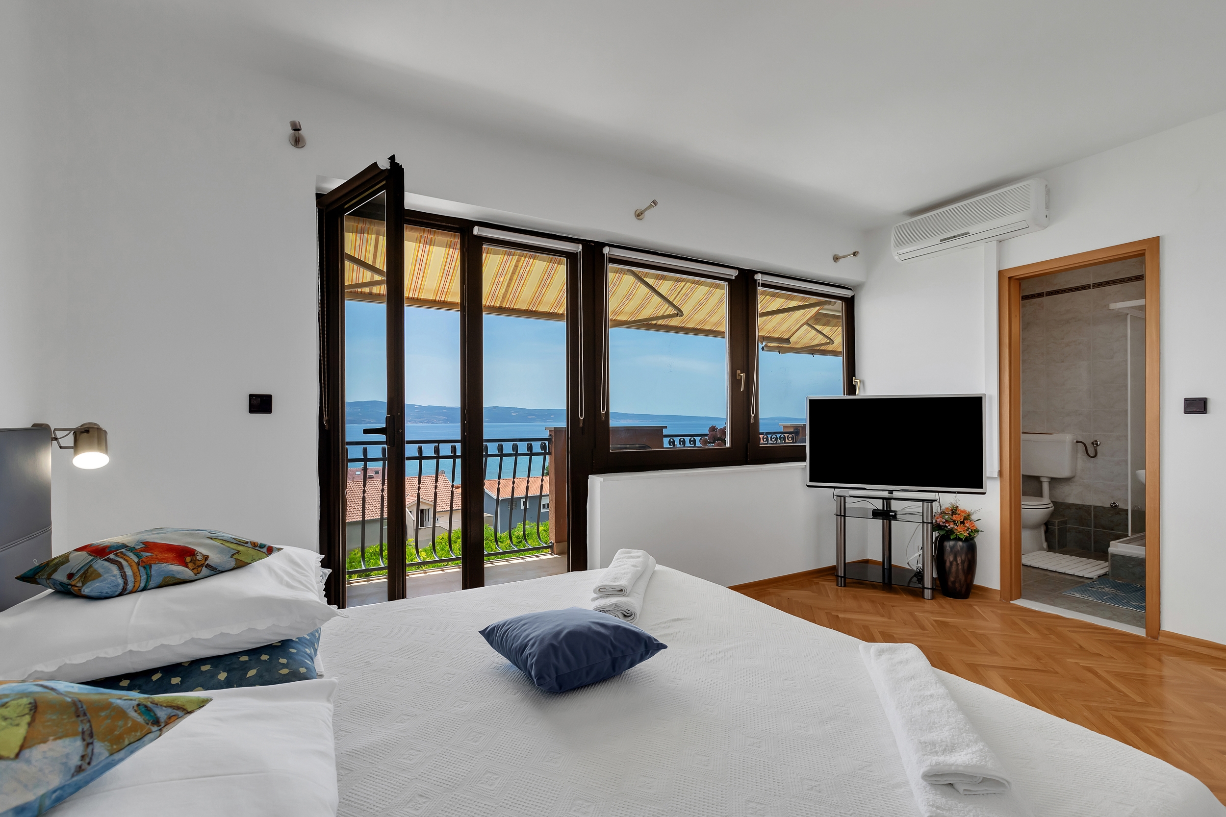 Room with balcony and sea view Duće, Omiš (S-10303-e)