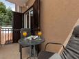 Duće, Balcony in the room, with a sea view, (pet friendly) and WiFi.