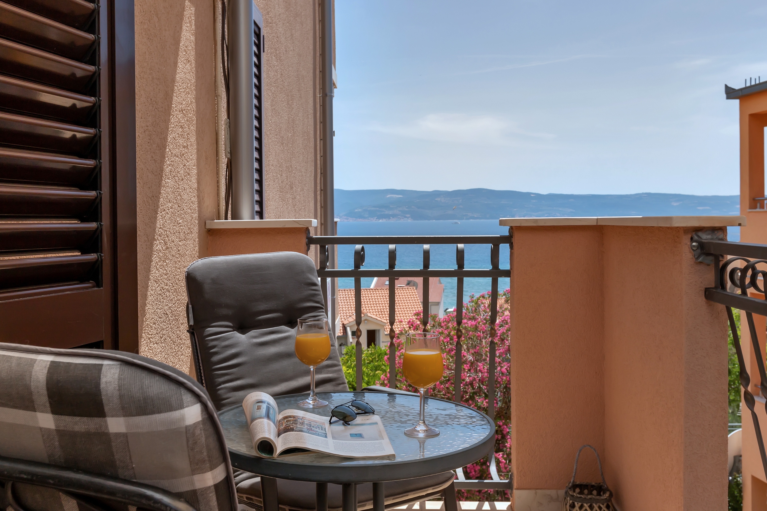 Room with balcony and sea view Duće, Omiš (S-10303-g)