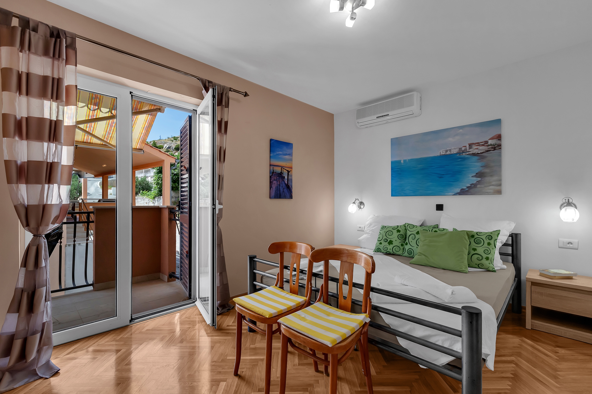 Room with balcony and sea view Duće, Omiš (S-10303-g)