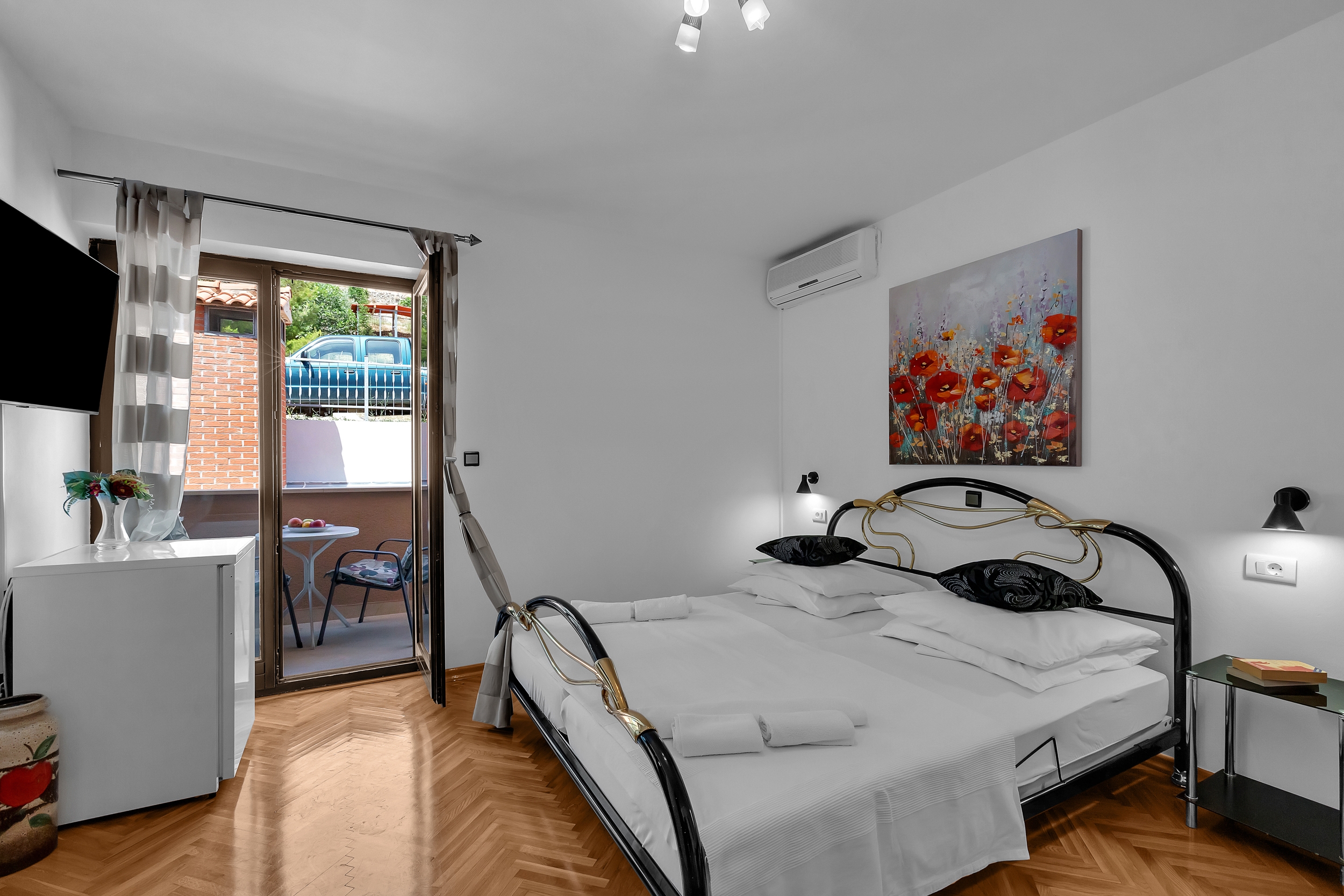 Room with balcony Duće (Omiš) (S-10303-h) Room with balcony Duće (Omiš) (S-10303-h)