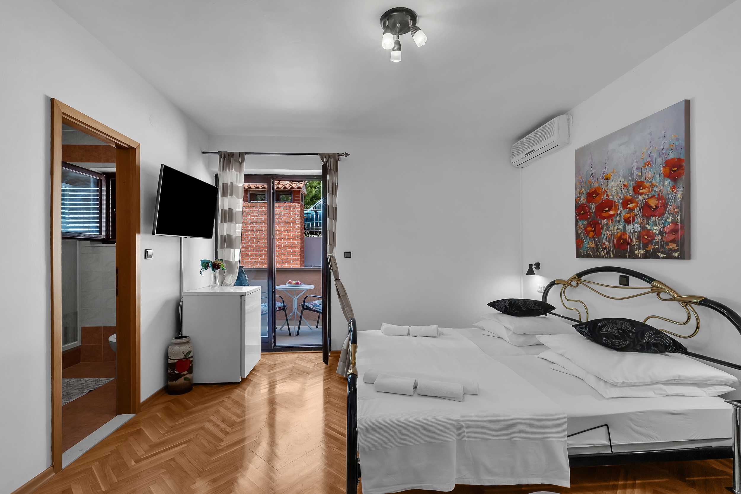 Room with balcony Duće (Omiš) (S-10303-h) Room with balcony Duće (Omiš) (S-10303-h)