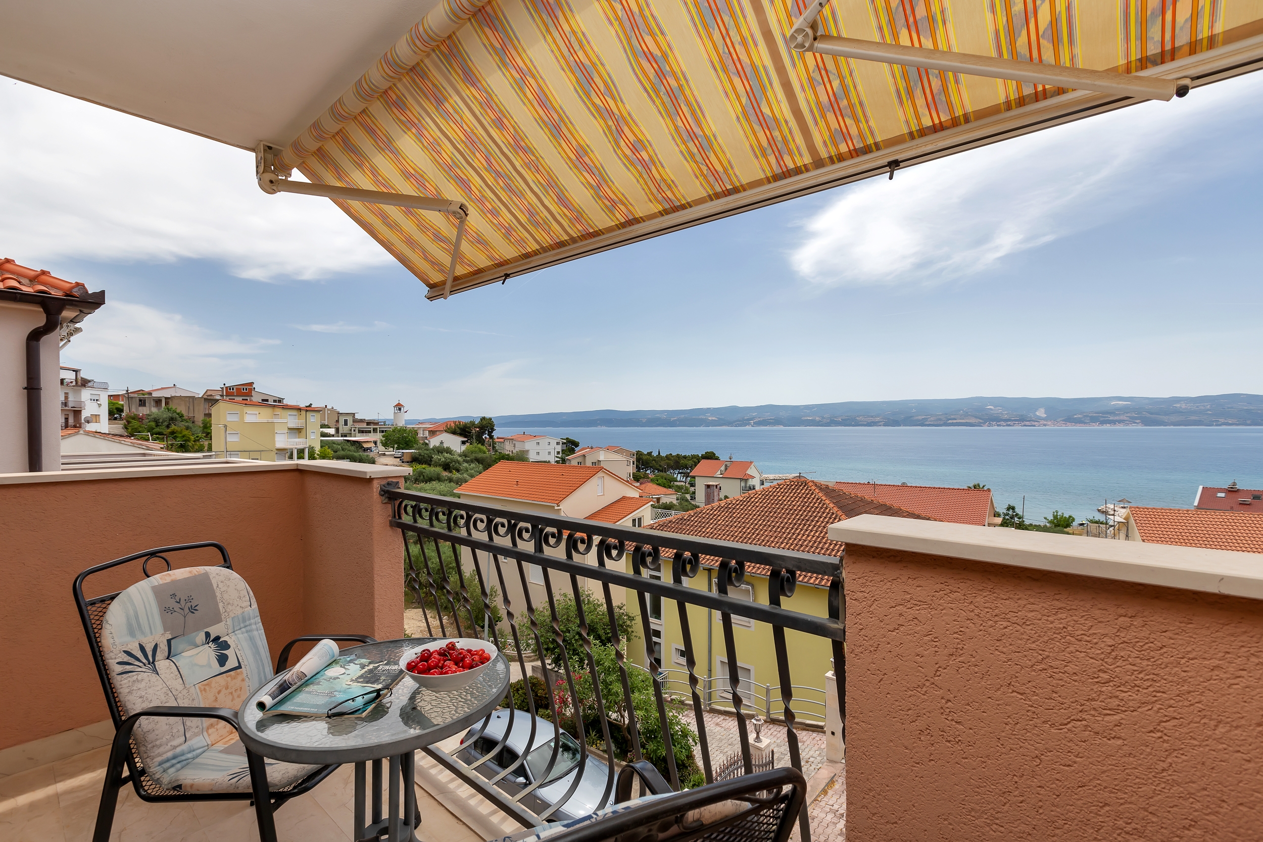Room with balcony and sea view Duće, Omiš  S-i