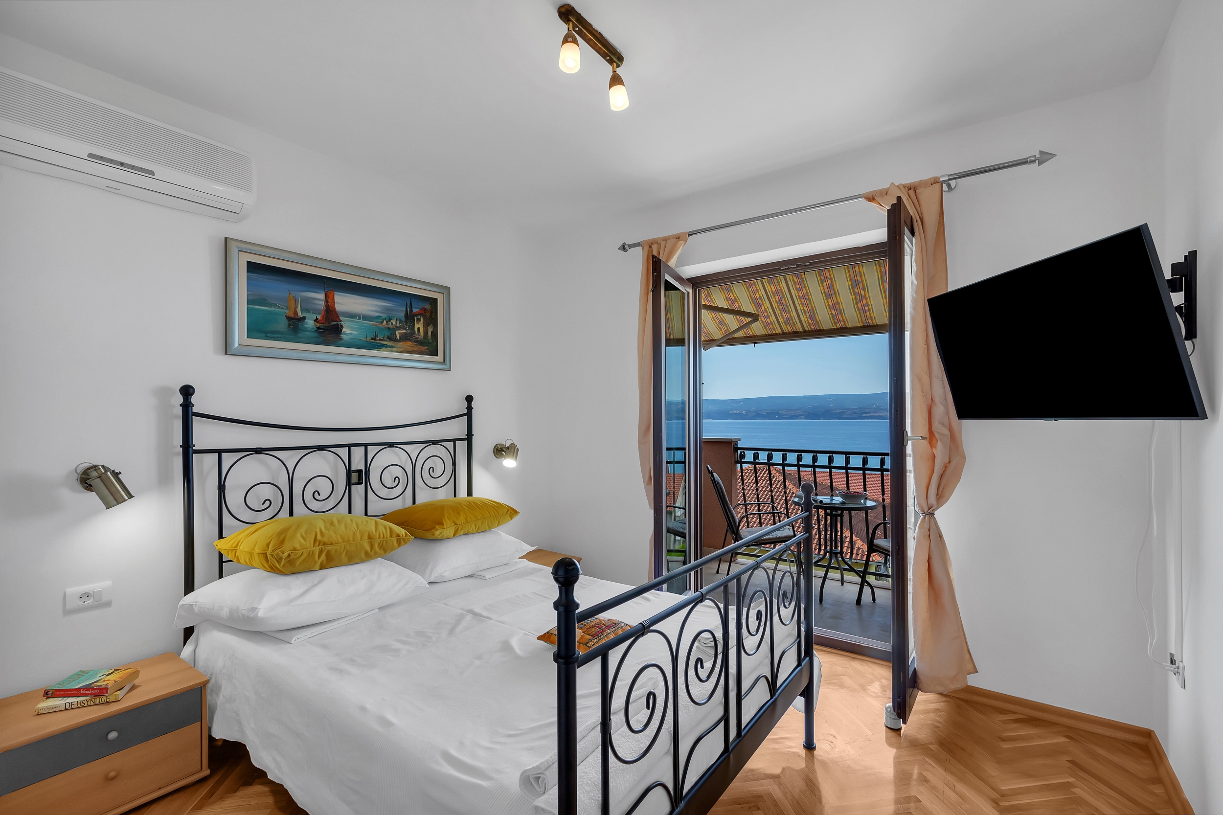 Room with balcony and sea view Duće, Omiš (S-10303-i)