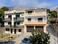 Stanići, Omiš, Hébergement 10305 - Appartement à proximité de la mer avec une plage de galets.