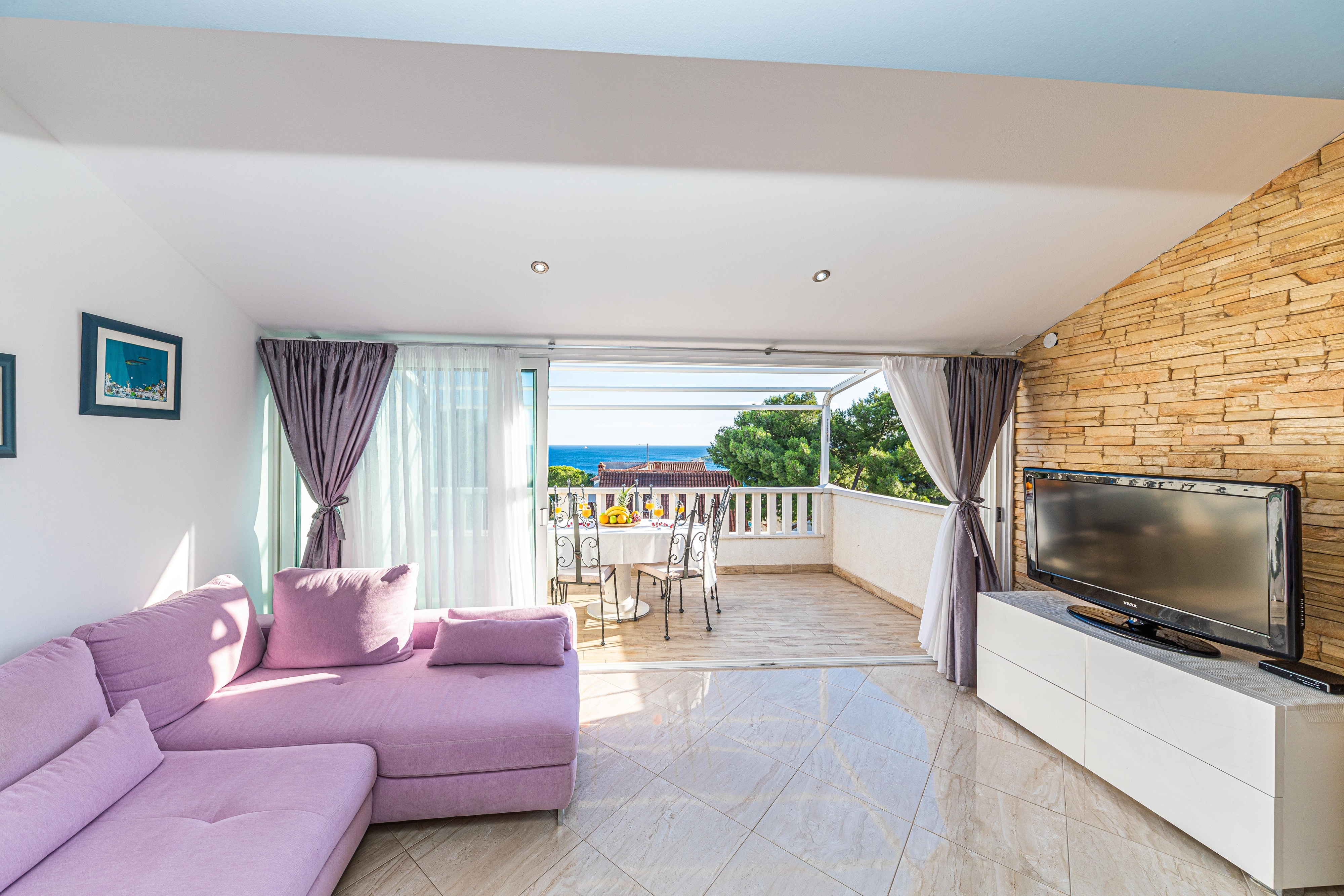 Comfortable and spacious house with terrace and sea view Zečevo Rtić, Rogoznica (K-10307) Comfortable and spacious house with terrace and sea view Zečevo Rtić, Rogoznica (K-10307)