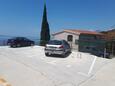 Stanići, Omiš, Parking 1032 - Appartement à proximité de la mer avec une plage de galets.